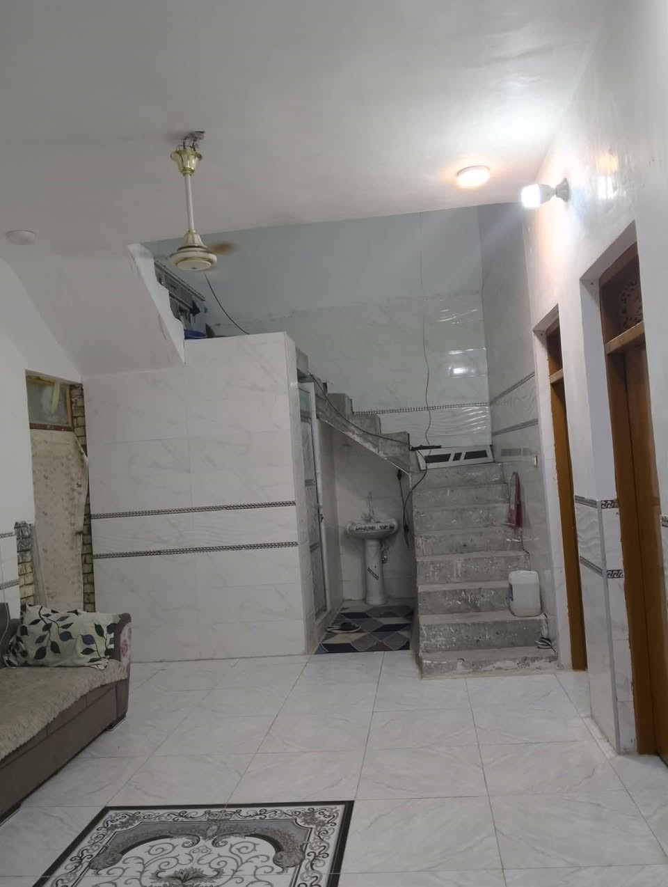 دار للبيع مساحته 200متر طابو زراعي سند 25 ع طريق المعاره خلف الحسنيه مال العويسات يبعد عن شارع العام 200متر بناء حديث طابوك وصب كونكريت متكون من غرفة نوم عدد 2 وصاله مجمع صحيات دخليه خارجيه سعرها 55وبيها مجال أي استفسار اتصل على الرقم التالي ***********
