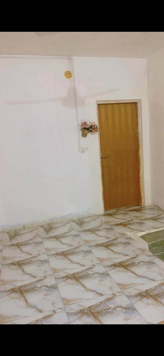 السلام عليكم 
بيت للبيع المساحة 120 متر زراعي صرف سند 25 في حي الصحة خلف المدهش  المنطقة مشمولة بالمجاري والتبليط الطابق الاول يحتوي على ( صالة - مطبخ - هول - غرفة نوم - حمام - مناور عدد 2 ) و الطابق الثاني يحتوي على ( غرفة نوم - حمام - سطح كبير ) الارضية بورسلين درجة اولى  البيت عالي عن الشارع للاستفسار الاتصال على الرقم ***********
