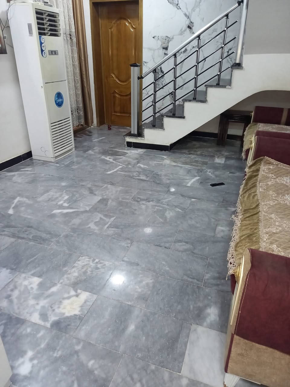 السلام عليكم بيت للبيع 100 متر واجهة 6وربع والنزال 16 طابق ونص بناء درجة اولا السيراميك هندي والارضيه مرمر شكر كري تركي والكهربائيات العقبة البيت يحتوي على مدخلين استقبال والمطبخ والحولي والصحيات 2 وغرفتين نوم سند 25 مستعجل على البيع  السلطان الاول شارع المدارس ثامن فرع للستفسار ***********
