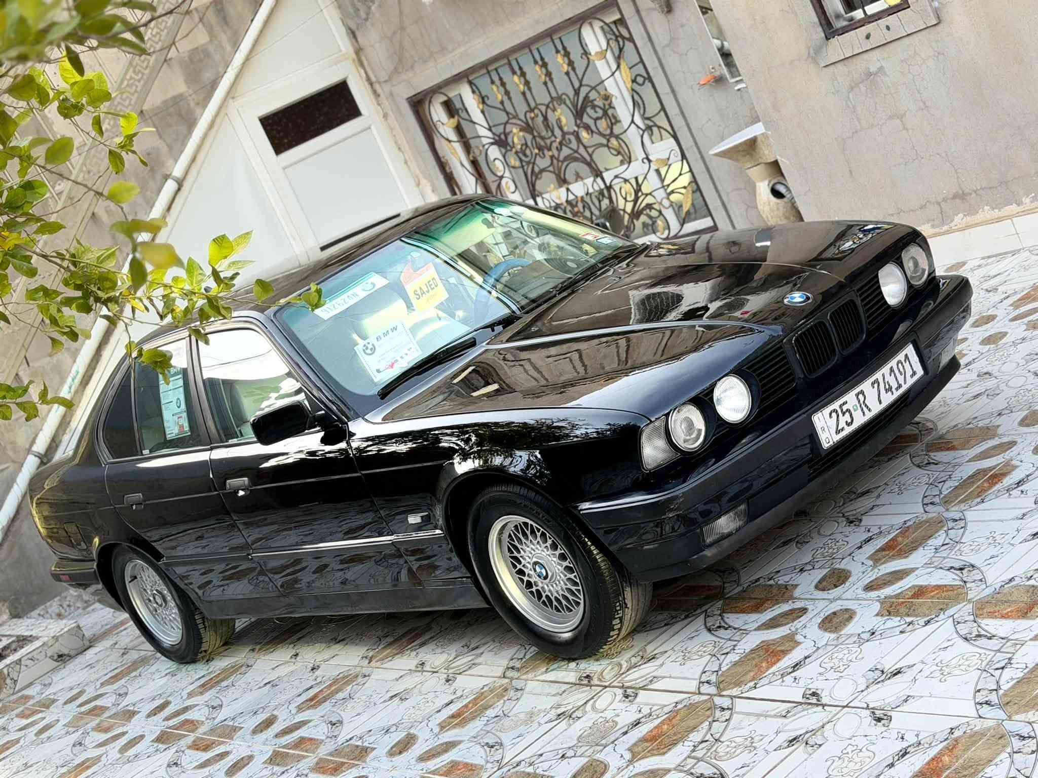 #السلام_عليكم 
  BMW 525 مسكر 
موديل 92
لون اسود ملكي
              ꧁مواصفات꧂
«رقم كركوك مشروع وطني
«هزه جديد
«سلايت طكتين 
«داخل ابيض
«كير اوتماتيك 
«نظام سبورت
«تبريد تدفئه
«قفل مركزي
«دبل ايرپاك
«الكشنات الاماميه تدفئه
«اربع جامات كهرباء
«بيها بلوتوث وي اس بي
«السياره باسمي 
«تخم تايرات جدد
» اول صبغه اله سياره بدون 
حادث ولا جطل
» صدر امامي خلفي شرط 
» سياره جاهزة اي نقص مابيه 
» سياره كروز سرعه شغل 
» حجر بيئه موجود بيه
مكان السيارة كركوك 
الاستفسار الاتصال ع الرقم***********
