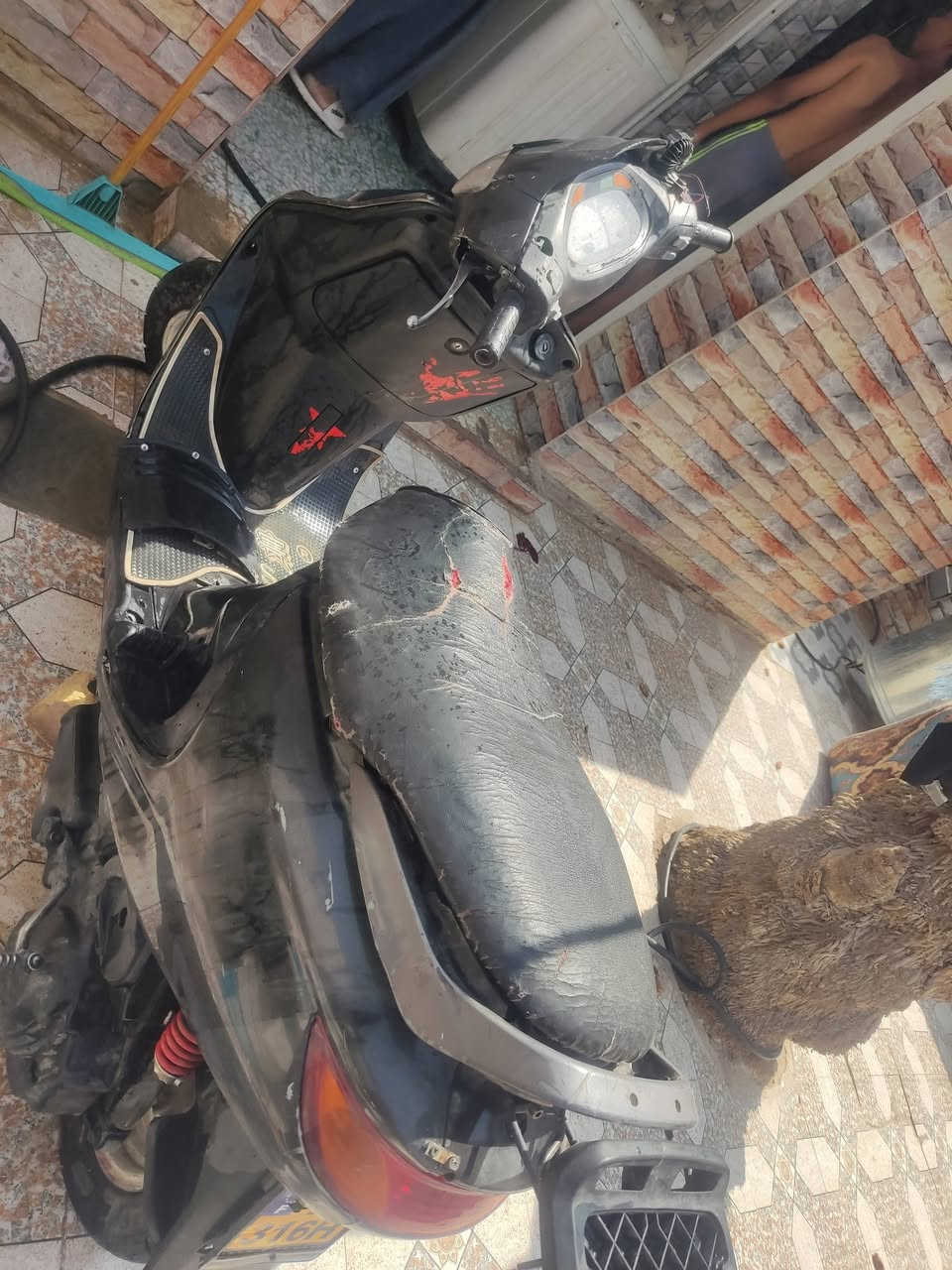 ---
🚨 بيع مستعجل اليوم فقط 🚨
فراشة فحل للبيع
مكينة وكابريتر شغالات شرط الفحص
السعر 250 وبيها مجال كلش هواي للشراي الجاد
اليوم اذا ما انباعت باجر اخذها لسوك الهرج 
المكان: الحمزة الشرقي - حي الحسين - موجود هسه
الي يريدها يخابرني *********** 
--
