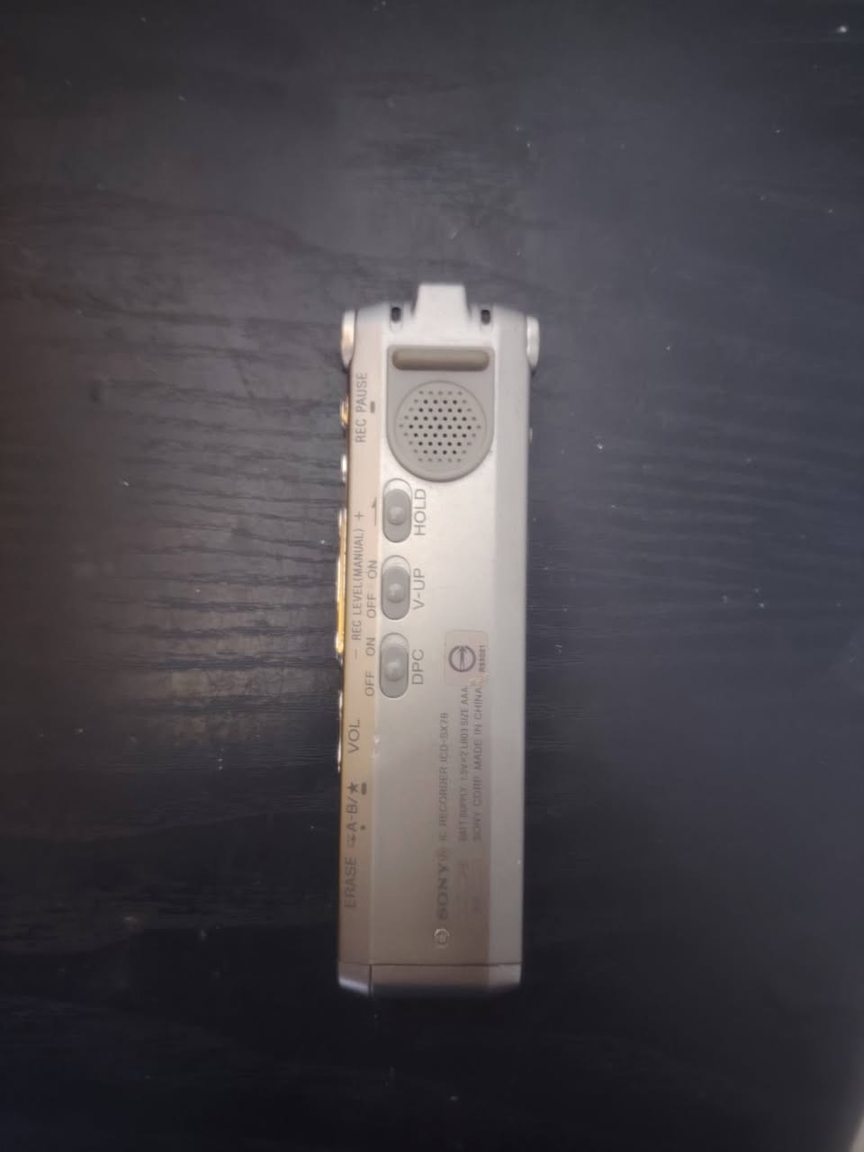 هذا جهاز مسجل صوت رقمي (IC Recorder) من شركة سوني (Sony)، وهو جهاز عملي ومفيد جداً لتسجيل المحاضرات، الاجتماعات، المقابلات، أو الملاحظات الصوتية بدقة ووضوح.  
​إليك تفاصيل مواصفات الجهاز واستخداماته لتستعين بها في كتابة إعلان بيع جذاب:
​المواصفات الرئيسية للجهاز:
​الماركة: سوني الأصلي (Sony IC Recorder).  
​السعة التخزينية: 1 جيجابايت (1GB)، وهي مساحة ممتازة لتخزين ساعات طويلة من التسجيلات.  
​مدة التسجيل: يوفر إمكانية تسجيل تصل لغاية 374 ساعة (حسب وضعية الجودة والدقة المختارة مثل LPE).  
​المميزات الإضافية:
​ميزة MP3 Playback لتشغيل واسترخاء الملفات الصوتية بصيغة MP3.  
​منفذ USB PC Link لربط الجهاز بالحاسوب بسهولة ونقل الملفات وتسجيلها.  
​خاصية التقسيم DIVIDE لتنظيم وترتيب التسجيلات داخل الجهاز.  
​شاشة رقمية واضحة لعرض حالة البطارية، المساحة المتبقية، ووقت التسجيل. 
البيع بغداد السعر ٣٥ الف توصيل ماكو اكتب تم توصل الك تفاصيل على خاص ***********

