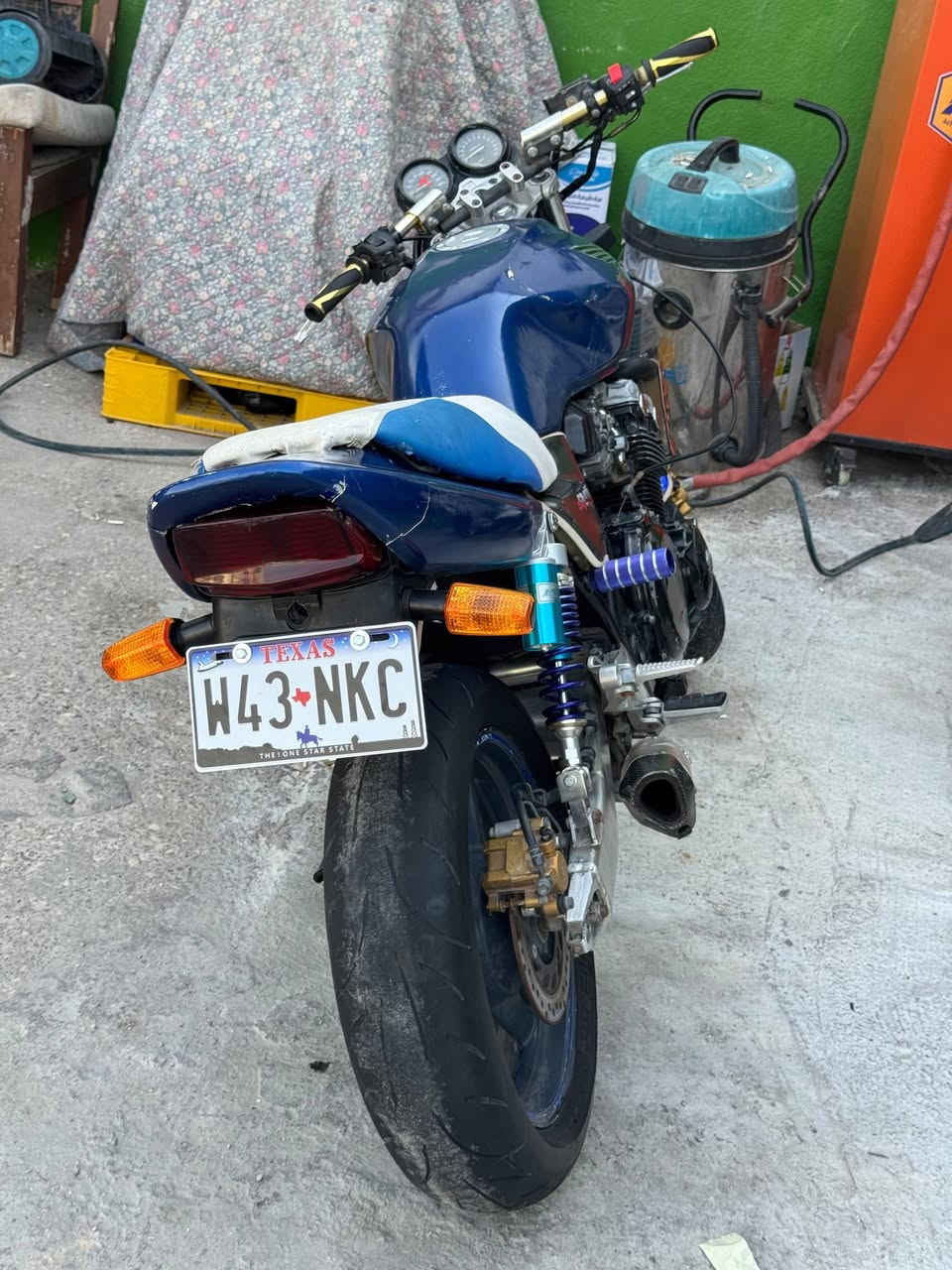 سلام عليكم
Cb 400
كفاله دراجه خير مـِن الله 

عوزها ملاحضات بسيطه

دراجه 1_ 2 _ 3 بطناش 

جيل ثاني 16 ولف 

اوراق كامله كمرك مدفوع 

تجي جيب فيتر وياك يفحص 

تقتنع وتطلع بيها وتشوفه يلا تاخذها

السعر 1800 وبيه مجال 

مكان كوت مركز مدينه    *********** وتساب فقط

 اتصال *********** ......
