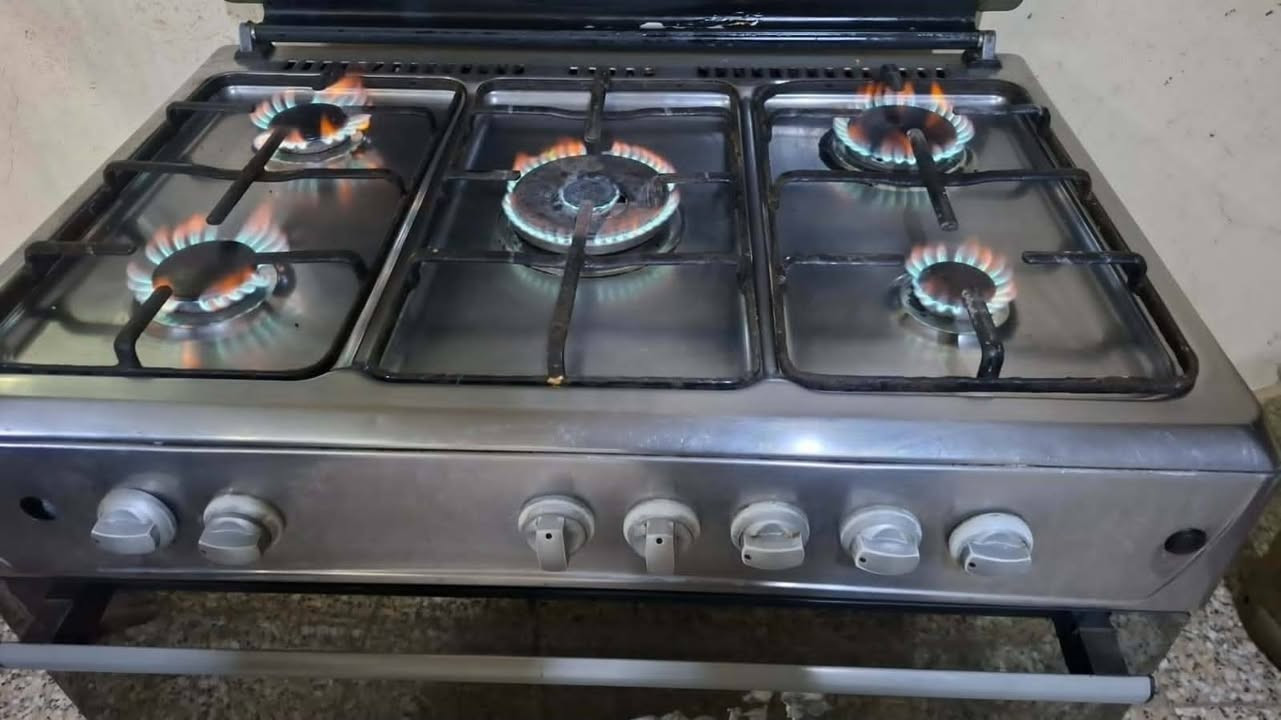 طباخ مستعمل جدا نظيف وشغال كلشي بيه سعره 250 وبيه مجال
للاستفسار ***********
