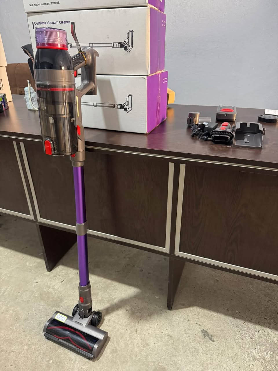 كميه موجوده جمله مفرد واساب ***********
نوع الجهاز: مكنسة كهربائية لاسلكية (Cordless Vacuum Cleaner).
 العلامة التجارية: Suafsu.
 رقم الموديل: TV106S.
 القوة الكهربائية (القدرة): 550 واط (550W).
 نوع البطارية: ليثيوم أيون (Lithium ion).
 سعة البطارية: 2600 مللي أمبير في الساعة (2600mAh).
 جهد الإدخال (الأنبوت): 22.2 فولت (DC 22.2V).
كرتون 4 قطعة جديد
