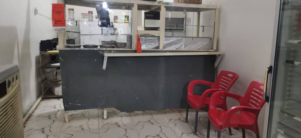 السلام عليكم مطعم كامل للبيع وبسعر مناسب المكان التحرير حي الزراعي  مع كامل الملحقات  للاستفسار الاتصال على رقم. ***********
