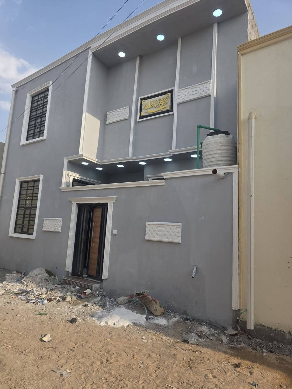🏠 دار سكن للبيع - البصرة (أبو الخصيب)
​📍 الموقع: البصرة - أبو الخصيب - كوت الحمداني - شارع المحكمة.
🛣️ الميزة: يبعد عن الشارع المبلط تقريباً من 5 إلى 10 أمتار فقط.
📐 المساحة: 100 متر مربع (طابقين).
​تفاصيل البناء:
• الطابق الأول: غرفتا نوم، ديوان، صالة، مطبخ، ومجموعتان صحيتان (داخلية وخارجية).
• الطابق الثاني: غرفة نوم وصالة.
​💰 السعر: 75 مليون (وبيه مجال).
​📞 للاستفسار والتواصل:
*********** | ***********
