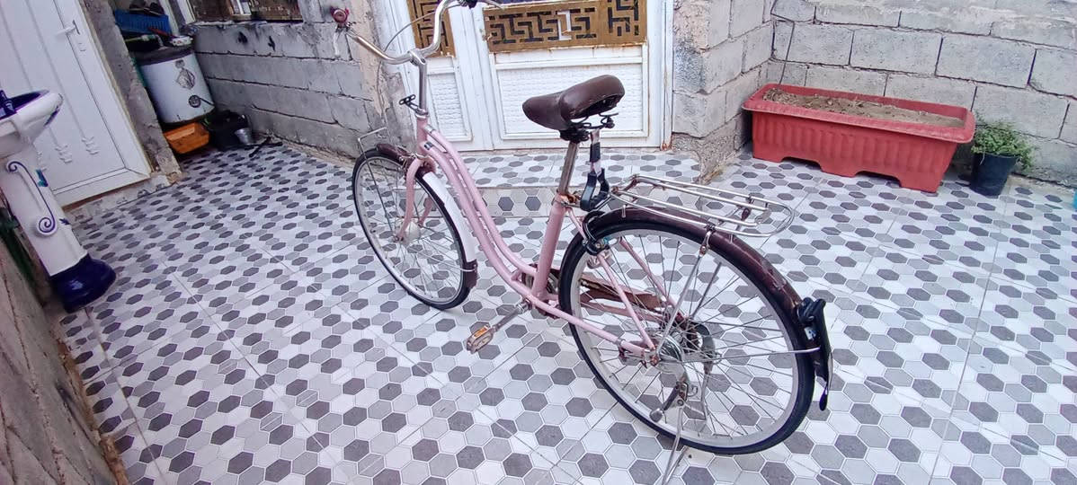 سلام عليكم بايسكل للبيع بناتي لون  وردي مميز كامل مكمل بس بنجرات الجوابه تايرات جداد سعر 110 وبي مجال حك الجيه الرقم وال ستفسار *********** المكان ديالى بعقوبه تقاطع القدس
