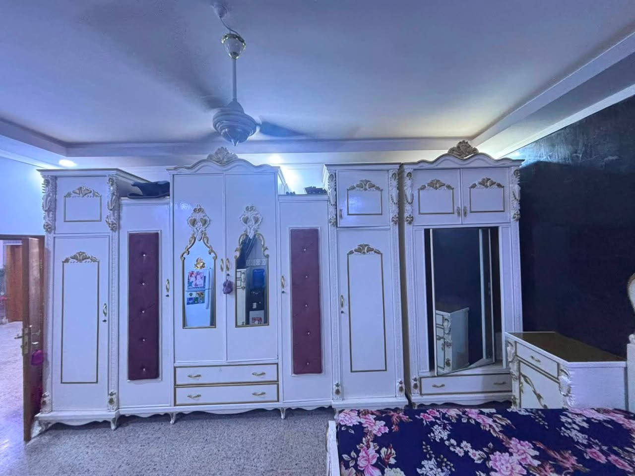 سلام عليكم غرفه نوم شرط حطاطه  غرفه نضيفه جدا للبيع السعر مليونين فقل  اتصال ع هذا الرقم ***********
