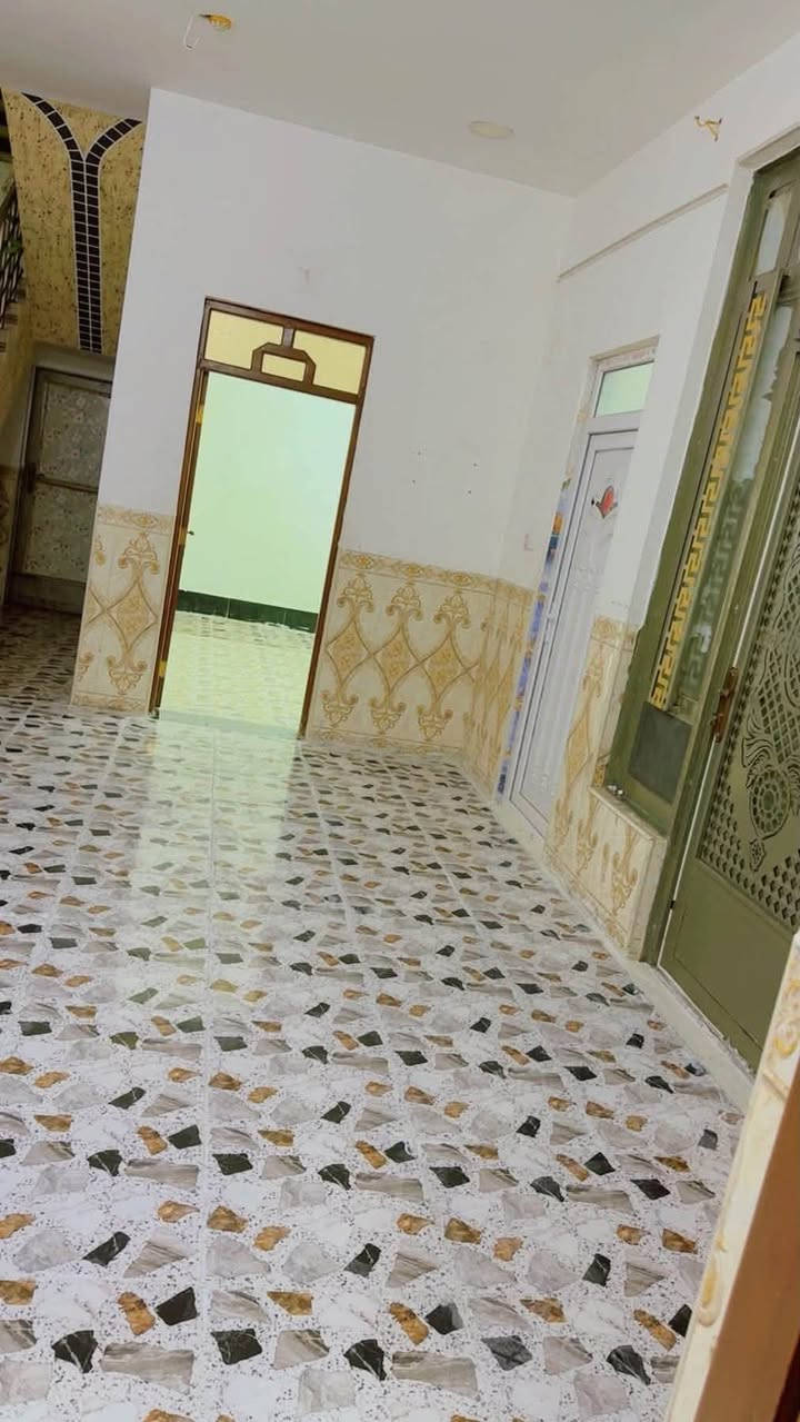 🏠 بيت طابقين للإيجار – حي الشهداء 📍

✨ فول حديث ومرتب وجاهز للسكن

🔹 الطابق الأرضي:
• استقبال
• صالة
• مطبخ
• غرفة نوم
• حمام
• كراج 🚗

🔹 الطابق الثاني:
• غرفة نوم
• حمام

📍 الموقع: حي الشهداء – قريب من مطبخ الخيرات

💰 سعر الإيجار: 375 ألف

📞 للاستفسار:
***********
📱 واتساب: ***********
