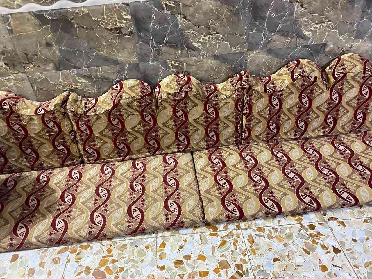 جلسه عربيه للبيع تتكون من سبع جلسات مع سبع تجوات بعده جديد الشراي يجي ويشوف نضافتهن السعر 250 الف المكان النجف البراكيه رقم الموبايل ***********
