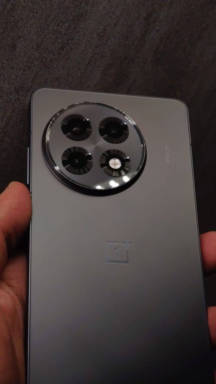 السلام عليكم 
رجاءاً اقرة التفاصيل المذكورة أدناه 
OnePlus 13r
الون اسود 🖤
النضافة 1000%
ذاكرة 256 
نسبة البطارية 100% 🔋
سعة البطارية 6415
النسخة انتبه: صينية روم عالمي
جهاز وتر بروف شرط الفحص 
بدون ملحقات
السعر 500 الف وبي مجال أن شاء الله 
ملاحضة مهمة : ماعجبك السعر اعبر المنشور رجاءاً ولاتعلق
مكاني بغداد الزعفرانية
توصيل ماعندي 
رقم التواصل للاستفسار:
***********
اتصل أو راسلني واتساب وتدلل
