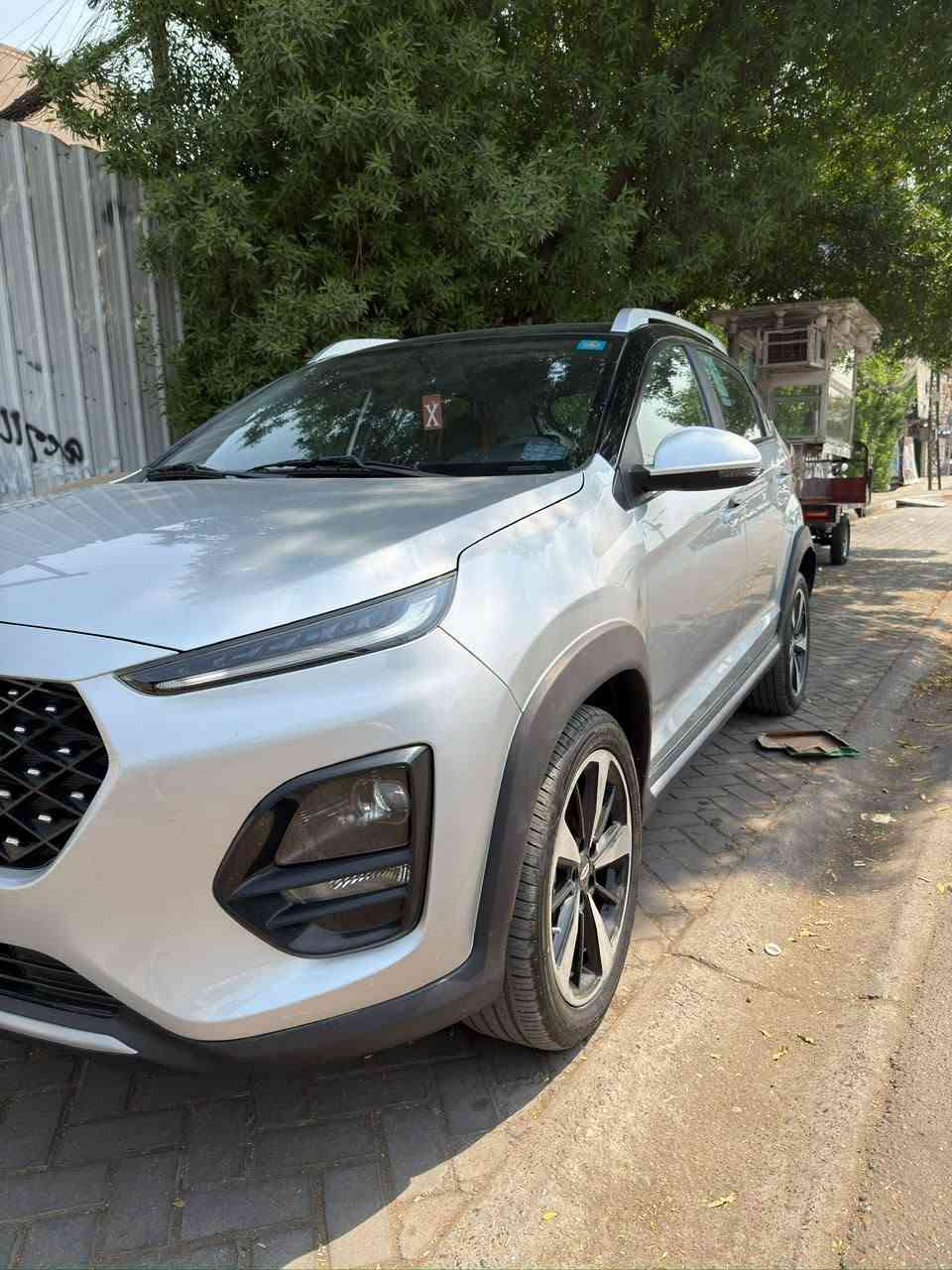 السلام عليكم 
سيارة شيري تيكو  TIGGO 2 PRO موديل ( 2024 ) فول مواصفات للأخير، رقم بغداد الجديد الدولي حرة بأسمي 
السيارة بحالة الوكالة استلام شركة 2026، السيارة زيرو ماشية حقيقي ( 3 الف ) زيروو بعدها بدهن الشركة الاصلي

السيارة مكفولة كفالة عامة 
بعدها بنايلون الشركة 

مواصفات السيارة
* الموديل: 2024  TIGGO 2 PRO  فول مواصفات للأخير 
* محرك: 1500 اقتصادي تنفس طبيعي
* اللون: ( تو كلر )
* ناقل حركة: أوتوماتيك
* فتحة سقف 
*  تشغيل بصمة + دخول ذكي
* بصمة ابواب
* كشنات جلد
* ستيرن جلد ( تحكم جهتين ) 
* ترحيب عند الاقتراب والفتح
* حاكية للإتصال والرد على المكالمات
* بلوتوث + USB
* شاشة لمس كبيرة متعددة الوسائط (اندرويد اوتو + كار بلي)
* كامرة خلفية دوارة 
* حساسات خلفية
* نظام نزول منحدرات
* لايت زنون عالي + ناصي
* لدات نهاري 
* بك لايت LED
* مرايا كهرباء + اشارات بالمري 
* كشافات هالوجين
* مثبت سرعة ESP
* مانع انزلاق المكابح APS
* حساسات نظام مراقبة ضغط الإطارات TBMS
* جنوط أصلية 
* ويل كب عدد ( 4 )
* ايرباك AIR BAG عدد ( 2 )
* حاملات اكواب عدد ( 6 )
* سبير منازل من الجنطة ولا مفتوح + المعدات كاملة الأصلية غير مفتوحة

السعر المطلوب ( 120 $ ) بيها مجال بسيط 
مكان السيارة بغداد / حي الجهاد  الضباط
رقم الهاتف / ***********
