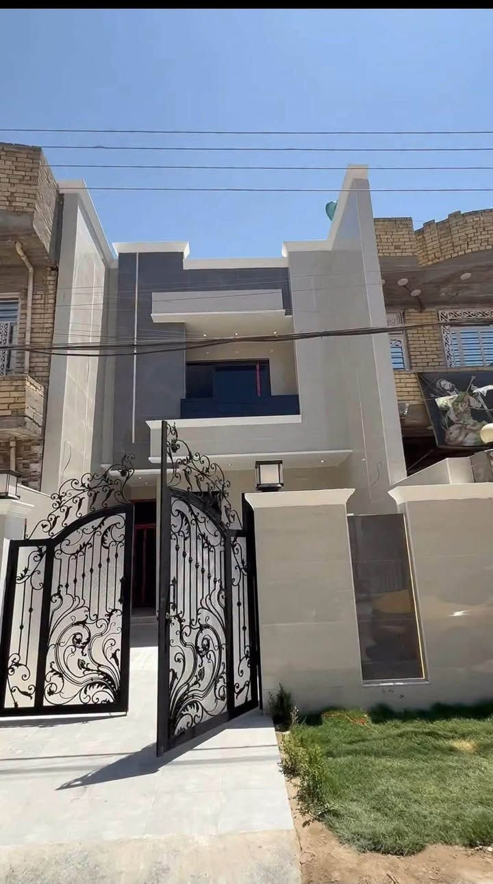 السلام عليكم 
المساحه 150 متر 
عدد غرف النوم 5 غزف واسعات جداً
عدد حمامات 3
اضلع الحياطين منفصله غير مشترك 
عرض الشارع 15 متر 

موقع الدار حي الجهاد ديوان المخابرات

للاستفسار والتواصل الاتصال أو واتساب على الرقم *********** مكتب حمورابي لوساطة العقار ومقاولات البناء
