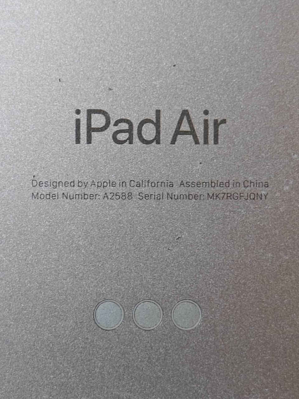 السلام عليكم 

ايباد Air 5 
معالج M1
ذاكرة 64 
نقصة بس الشاشة 
سعر 200 وبي مجال غراضة حافظة وشاحن اصلي
مكاني النجف
 واتساب ***********
 Model Number: A2588 Serial Number: MK7RGFJQNY

