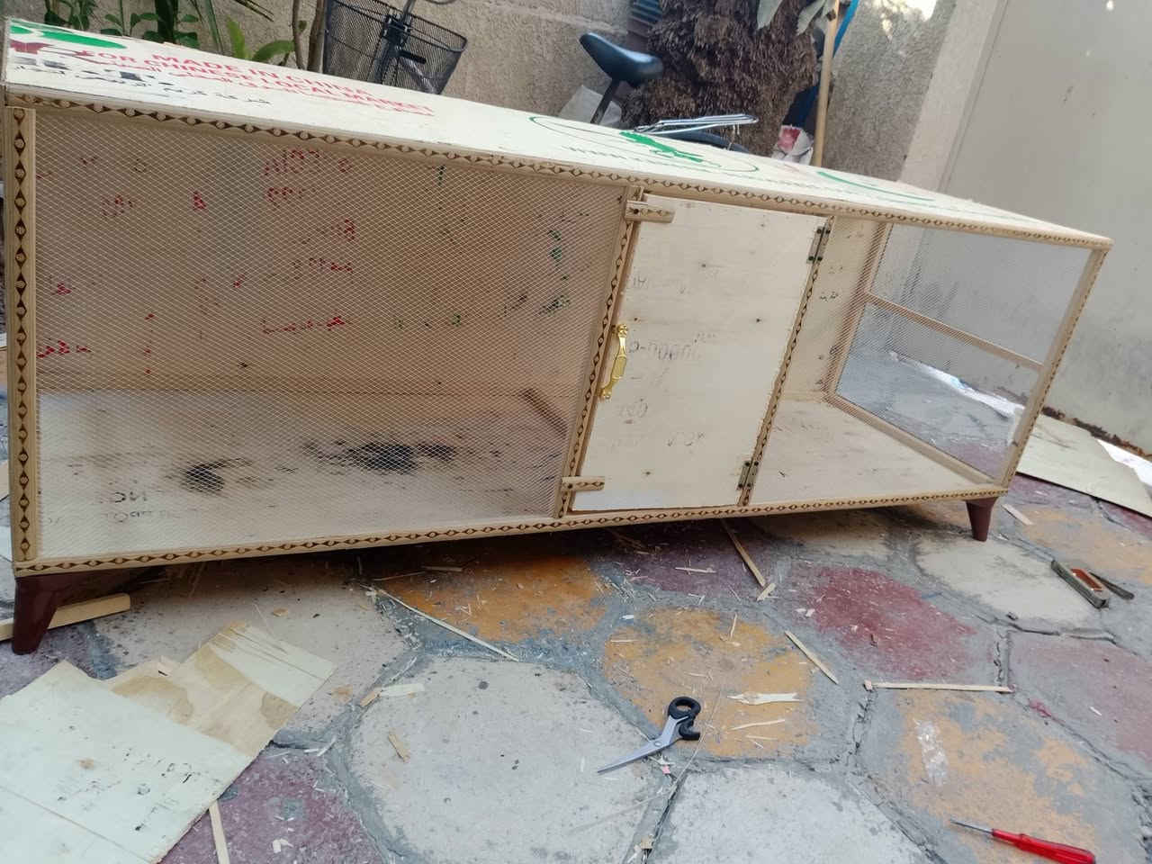 السلام عليكم خانه دجاج البيع شغل جديد ومرتب طول 60 نزال 60 وجهه مترين 200 السعر 70 وشتغل جميع الخانات والقفاص والبرامج حسب الطلب والقيسات والتفصال التريده الاستفسار وتساب ***********

