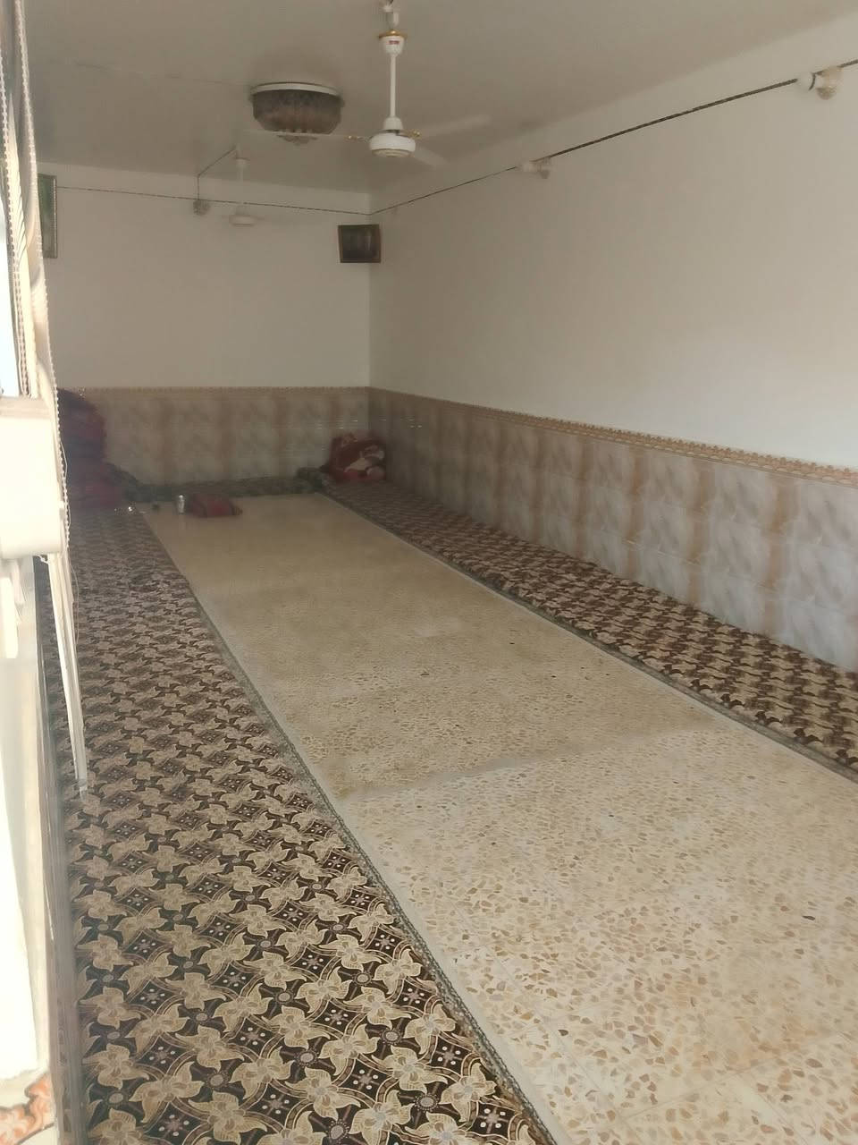 ***********
بيت للبيع مساحه الدار 300 الرظويه خلف دائره المرور وجه عل قايش عرظ13 نزال23  يحتوي علا اربع غرف وصاله  ومطبخ واستقبال 10 وكراج لاستقبال وال بيت للاستفسا
