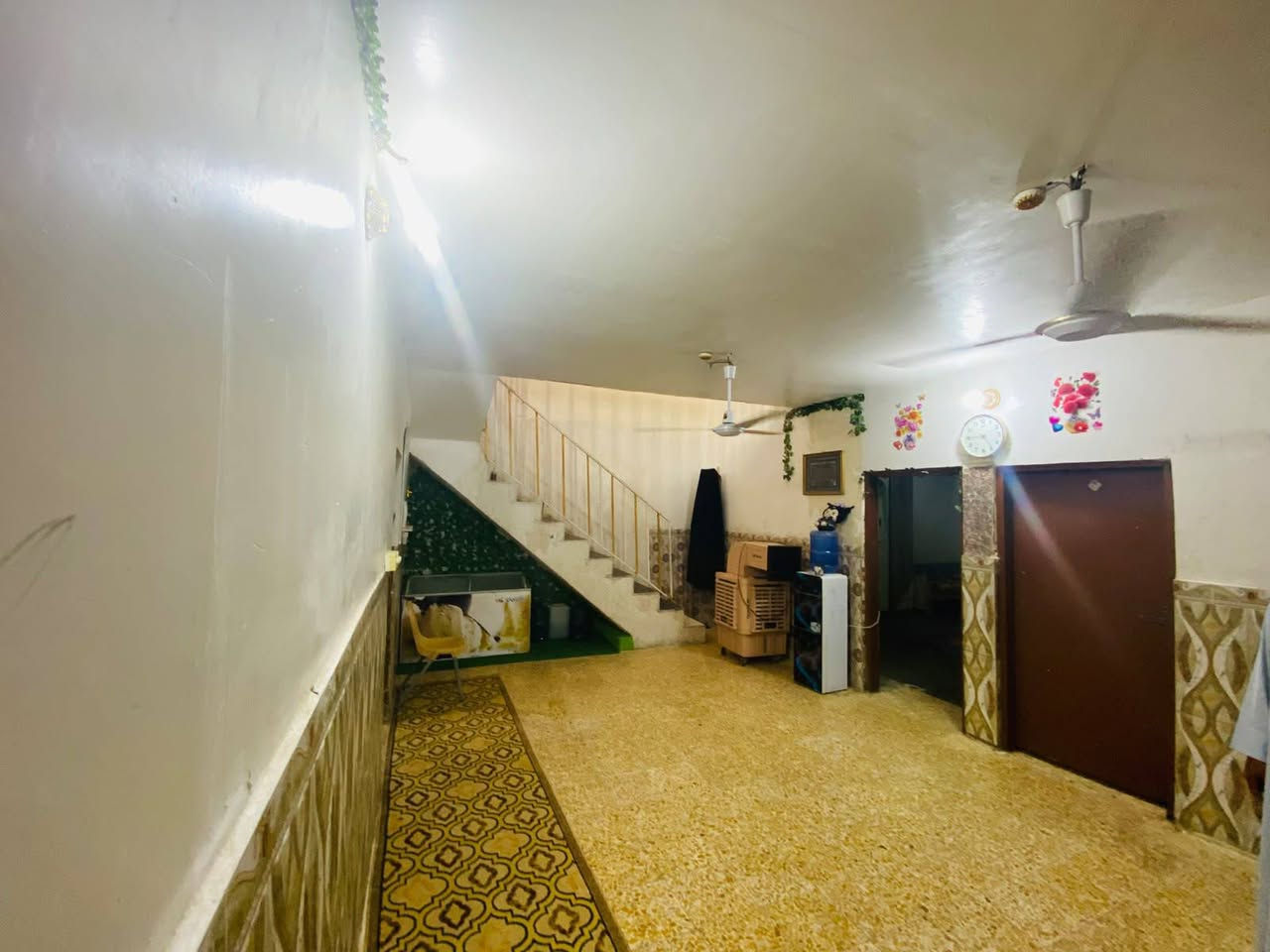 بيت في الدغارة مساحتة 150 متر 
واجة 7,5 
نزال 15 
غرف عدد 2 
صالة 2 وحدة طابق ارضي وحدة طابق ثاني 
مطبخ 
مظيف خارجي 
طابو زراعي سند 25 تحويل ثان يوم 
سعرة 40مليون 
بناء 2016 بهور الجبور عالشارع العام
