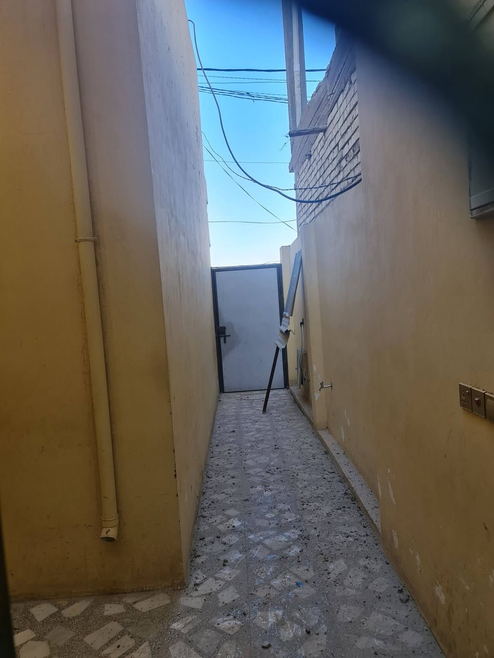 مشتمل مساحة ١٠٠م حي النداء شارع ٣٠ رقم العقار ٥٨٦٢٠ طالع منه محل طابق واحد، البيت والمحل مؤجرات ٤٠٠ الف صار خمس سنوات مستمر هم يخابروك على الايجار شرط 
للبيع اتصال ***********
