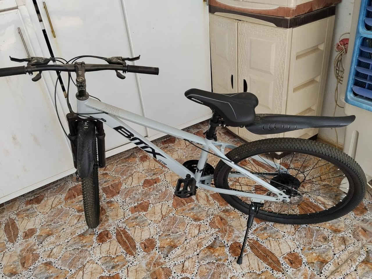 بايسكل كيمو بعده بل جيس 
دبل كير صاله يومين من اشتريته بل كارتون 
مره وحده مستخدمينه
سعر 170بي مجال 
***********
