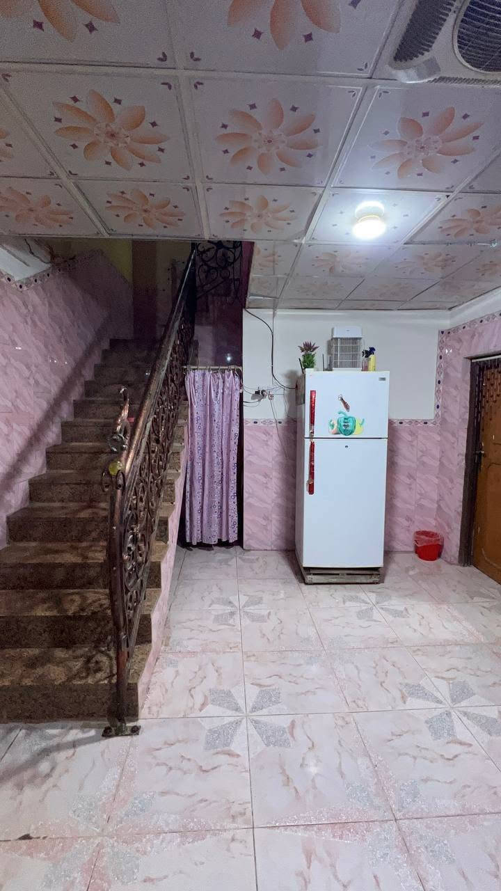 دار سكن بنظام الطابقين بمساحة ٢٠٠ متر 
نوع العقار/ طابو صرف عرصه تحويل مباشر 
…
السعر المطلوب 
 ١٣٠ مليون وقابل للتفاوض 
مع الاثاث والصالون النسائي 
…
الطابق الارضي يحتوي على 
غرفتين منام/صاله/استقبال/مطبخ/صحيات داخليه وخارجيه/صالون نسائي /كراج مسقف 
الطابق الاول يحتوي على 
غرفتين منام/صاله/مخرج سطح
…
الموقع 
ابي الخصيب_الطريق الوسطي_قرب المستشفى الصيني 
يبعد مسافة ٥٠ متر عن الوسطي ومسافة ١٥٠ متر عن سايدين العوجة 
…
للأستفسار 
***********
