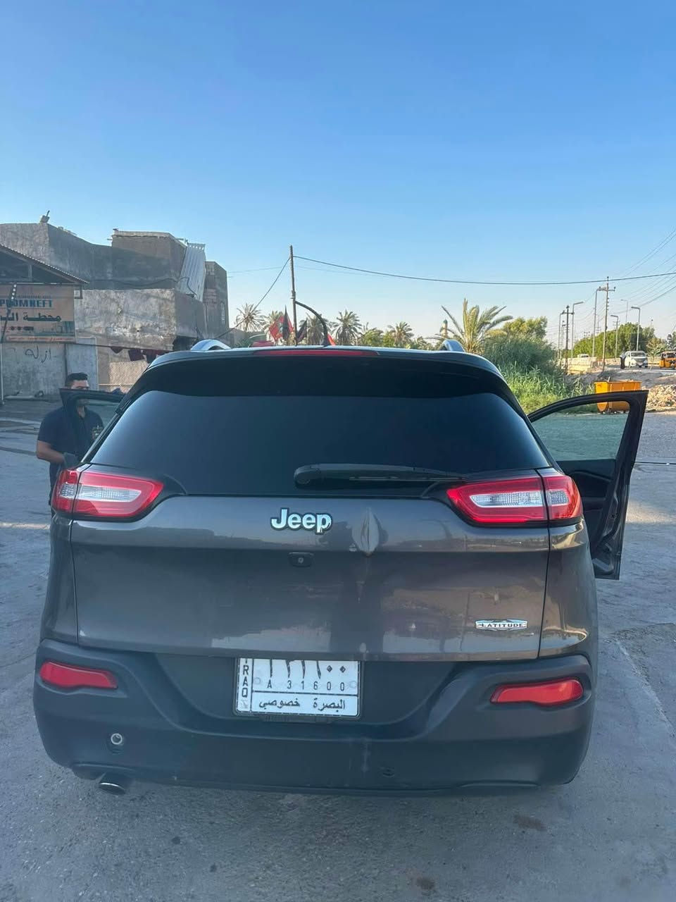 🚗 Jeep Cherokee 2018 للبيع 🚗
 الرقم: البصرة خصوصي جاهزة للتحويل.
 اللون: رمادي.
 الوضع الميكانيكي: محرك، جير، حدادية، وتبريد بشرط الفحص.
 النظافة: سيارة عائلية نظيفة جداً ودواخل ممتازة، ما تحتاج أي مصاريف.
📍 المعاينة: البصرة
💵 السعر: [السعر المطلوب]
📱 للاتصال أو واتساب: *********** البصرة, العراق
