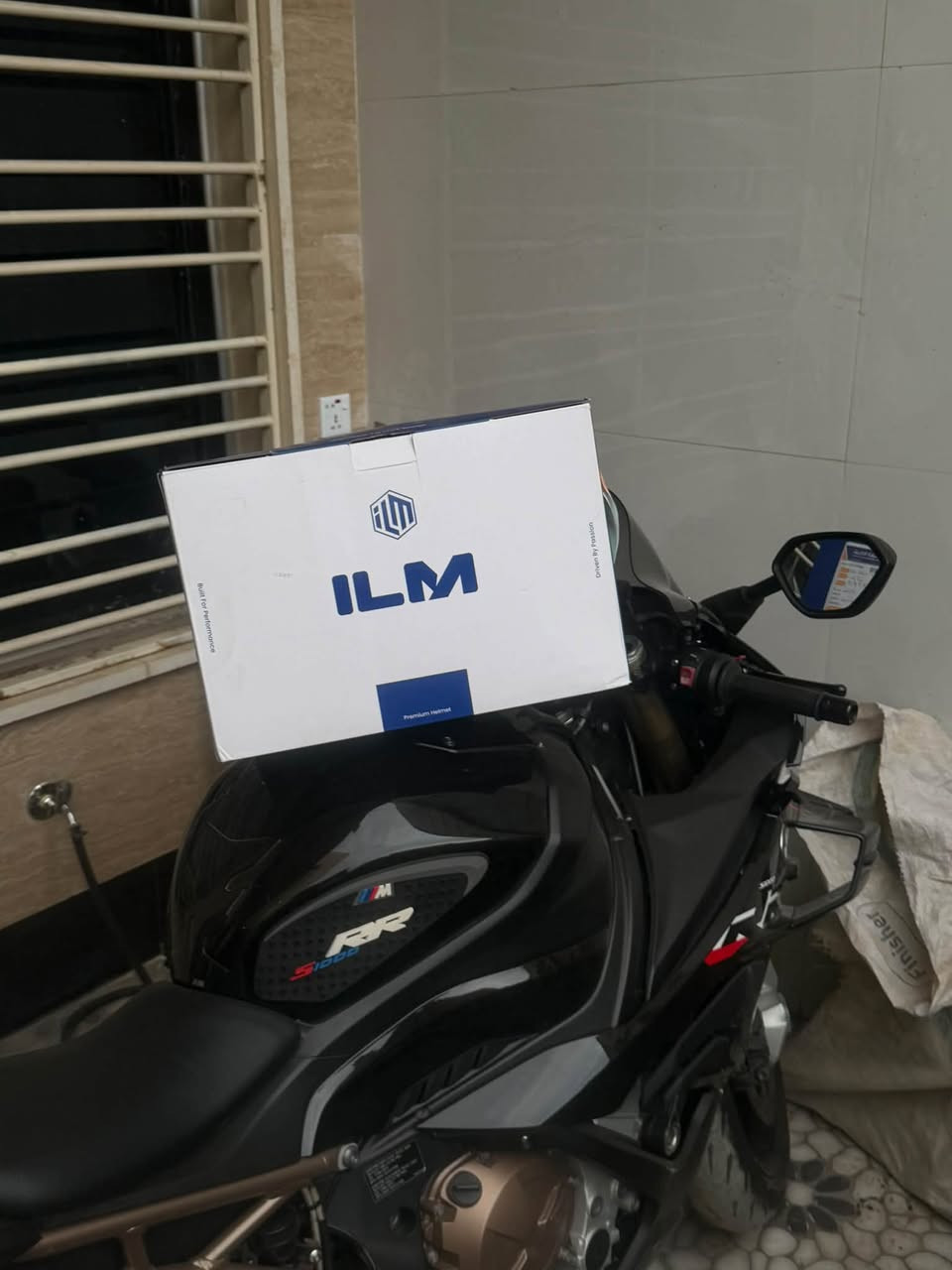 Ilm خوذه اصليه وكاله مو تجاري حبيبي ممستعمله فقط مره وحده للبيع 
قياس M 
سعر 260 الف ***********
