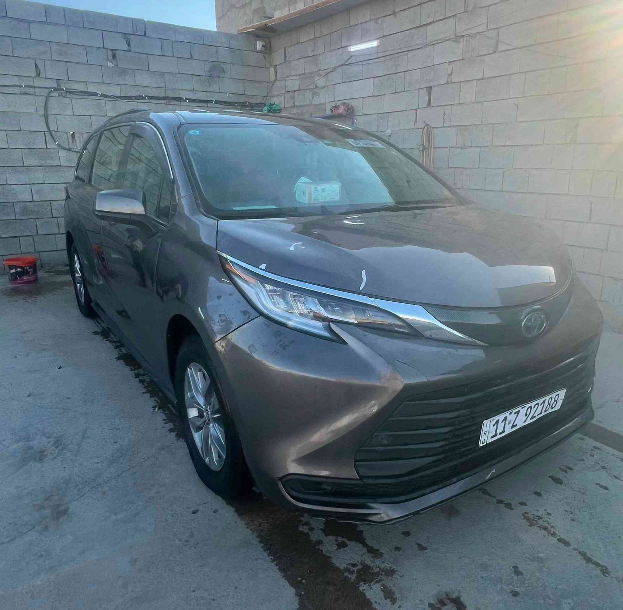 للبيع: تويوتا سينا هايبرد 2023 (Toyota Sienna Hybrid)
 * الفئة: LE (7 راكب)
 * المسافة المقطوعة: 58 ألف ميل
 * الاستخدام: شخصي فقط (لم تعمل على الخط إطلاقاً)
حالة البدن والحوادث:
 * الأضرار والصلح: تبديل جاملغ خلفي + تبديل جنطة + صبغ باب سلايد يمين.
 * السلامة والهيكل: بدون أيرباك، بدون ضرر بالشواصي، وبدون ضرر باللغود.
ملاحظات ونواقص بسيطة:
 * تحتاج بطانة جنطة 
*وعطسة.
وبوابه الشتر 
 * أضوية السيارة البلادية الأصلية موجودة بيها فطر بسيط بالجامة، وشديت بمكاهن تجاري طلع عندي بيهن مشكله  تكدر اتحول  الحشوة الأصلية على الأضوية التجارية).
 * السعر المطلوب: 210 ورقة (21,000$) 
بيها  مجال بسيط 
مكان السيارة بغداد الدوره

 * للتواصل والاستفسار: ***********
