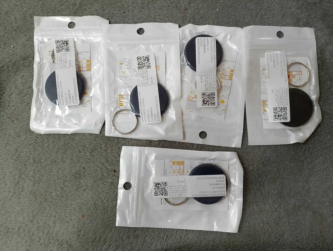 جهاز تتبع بلوتوث ذكي (Bluetooth Tracker) صغير الحجم ومصمم بلون أزرق داكن.يعمل عن طريق الاتصال بالهاتف الذكي عبر تطبيق خاص لتحديد موقع المقتنيات مثل المفاتيح، المحفظة، أو الحقائب.قد يتضمن ميزات مثل إنذار صوتي عند الابتعاد عن العنصر المتصل به، أو يتيح لك تحديد موقعه على الخريطة.
سعر القطعه 4 آلاف
يوجد توصيل لجميع المحافضات 🛵 
***********
