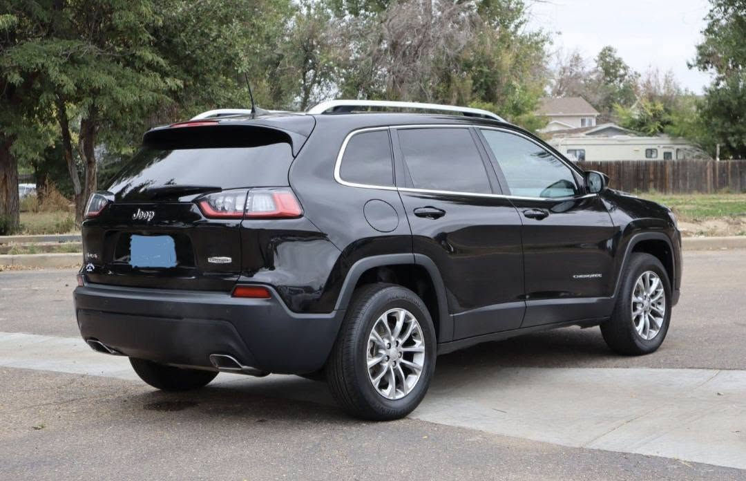 🚨 للبيع جيب شيروكي لاتودو 2019 🚨
🚙 الموديل: Jeep Cherokee Latitude
 📅 السنة: 2019
 🎨 اللون: أسود
 📍 الممشى: 93,000 
 ⚙️ المحرك: 2.4 لتر
 🔘 الدفع: 4×4
 ✨ السيارة نظيفة ومحافظ عليها
🔹 فئة Latitude
 🔹 محرك 2.4
 🔹 كير أوتوماتيك
 🔹 دفع رباعي
 🔹 تشغيل بصمة
 🔹 شاشة وسطية
 🔹 كاميرا خلفية
 🔹 تحكم بالمقود
 🔹 بلوتوث واتصال هاتف
 🔹 مثبت سرعة
 🔹 حساسات خلفية
 🔹 تكييف ٦ قطع
 🔹 زجاج ومرايا كهربائية
 🔹 جنوط ألمنيوم
 🔹 مواصفات أمان كاملة
📌 الممشى 93 ألف قابل للزيادة
💰 السعر: ١٢٥ 
 📍 الموقع: البصرة كرمة علي
 📞 للاستفسار:  ***********

نص مكتوب في الصور:
- السوق المفتوح opensooq