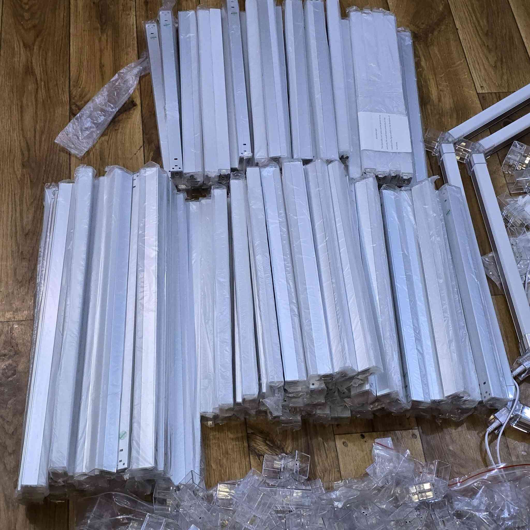 💡 طقم إضاءة ليد سداسي ضخم لكراجات ومراكز التلميع (Mega Kit) 🏎️✨
​جديد بالكرتون (أمازون) – 
​المحتويات والتغطية:
​100 مسطرة (طول 47 سم): لبناء شبكة سداسية متصلةحجم كبير  (19 خلية). قياس الخليه الواحده نصف القطر 96 سانتيمتر 
33 مسطرة (طول 55 سم): لبناء الإطار الخارجي المستطيل المحيط بالكامل.
​تغطي مساحة سقف واسعة: حدود 3.5 × 5.5 متر (مثالية لكراج كامل أو مركز تلميع).
​كامل الملحقات: الوصلات الشفافة، الأسلاك، وقفيص التثبيت.
​المميزات:
​إضاءة LED قوية وصافية بدون ظلال لكشف عيوب الصبغ والتلميع (Auto Detailing).
​مرونة في التشكيل (طقم كامل أو تقسيمه حسب مساحة سقفك)

التخدمه يخلي سعر
