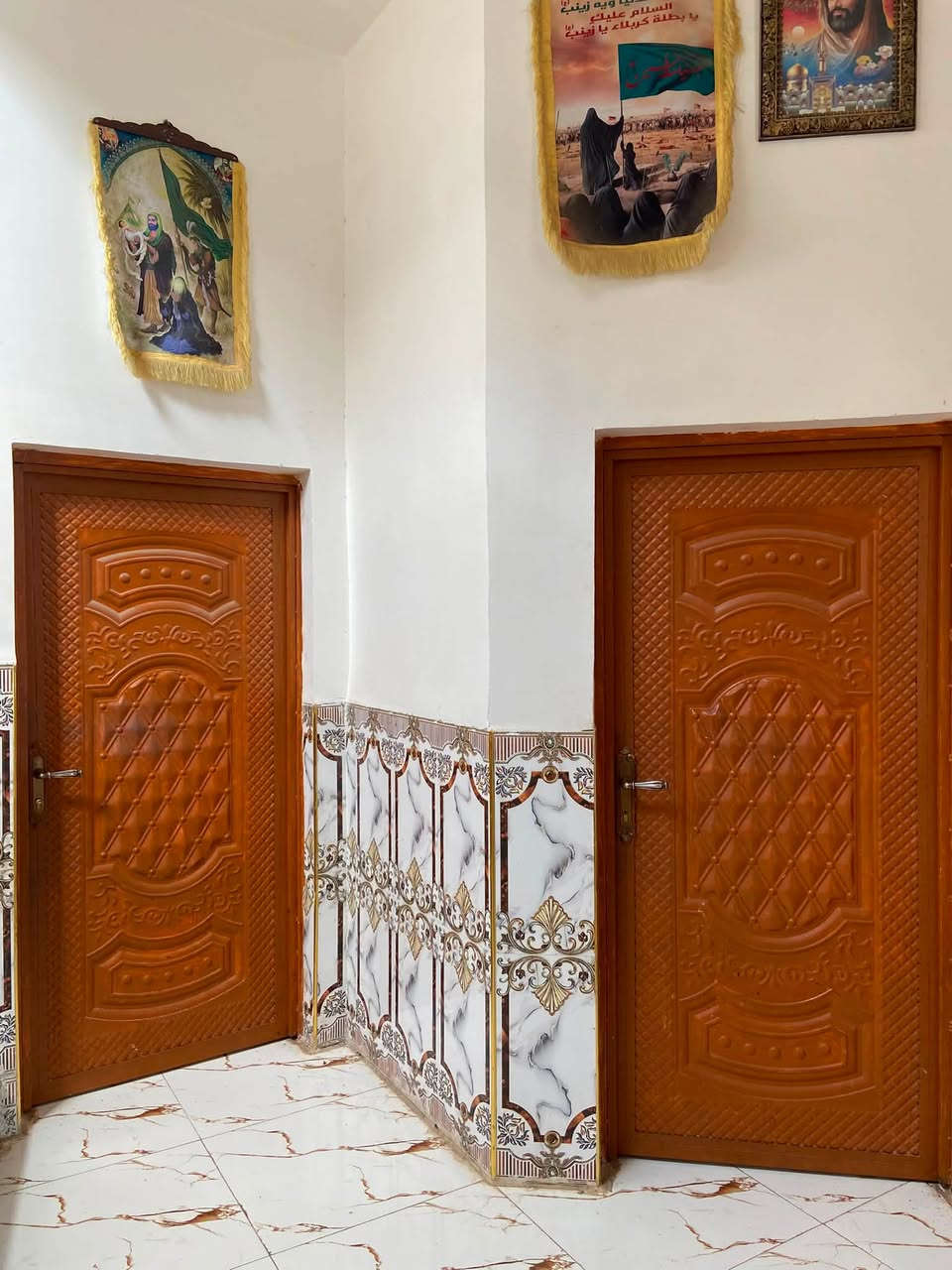 السلام عليكم بيت طابو للبيع قرب مدرسه الرحمه حي ضبيع مساحه البيت 250بي غرفتين وصاله ومطبخ وديوانيه وصحيات داخليه وخارجيه اتصل برقم  ‭***********‬
