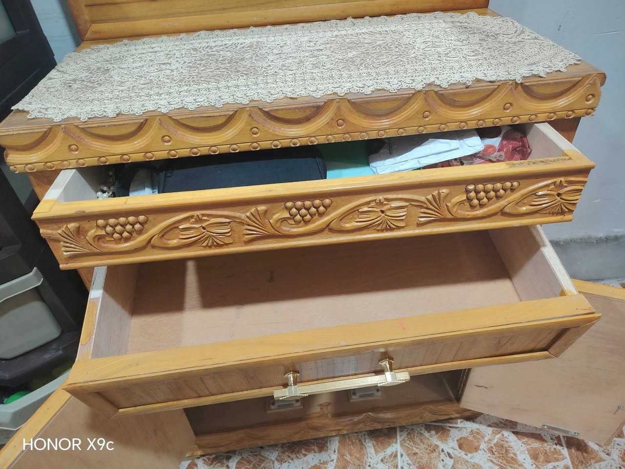 ميز اتوليت
فصال خشب عراقي صاج
شرط النظافه
السعر 125
التوصل على رقم ***********

نص مكتوب في الصور:
- HONOR X9c