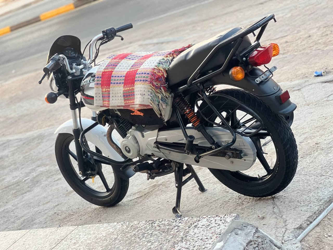 دراجة بجاج بوكسر 150cc
موديل : 2023
​النوع: كلاسك
​سعة المحرك: 150cc
​الموديل: 2023 (نزول 2023/5/2)
​الاستخدام: شخصي
​الأوراق: 7 أصلية (بأسمي)
​الموقع: كربلاء / الملحق قرب مستشفئ الكفيل
​السعر: 1300 د.ع (قفل)
​للتواصل: ***********
