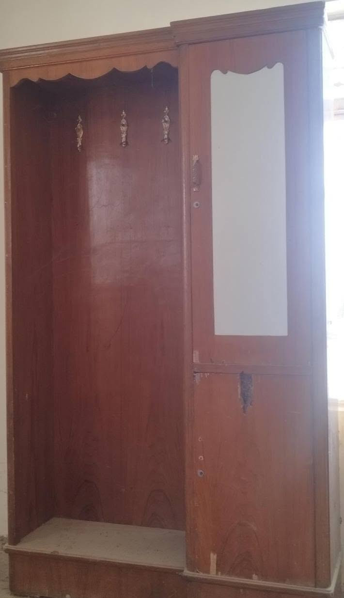 غرفه للبيع سعرها ٢٥٠الف صاج بس قديمه صارت تحتاج تجديد للي يريدها يراسلني او الاتصال ع الرقم ***********
