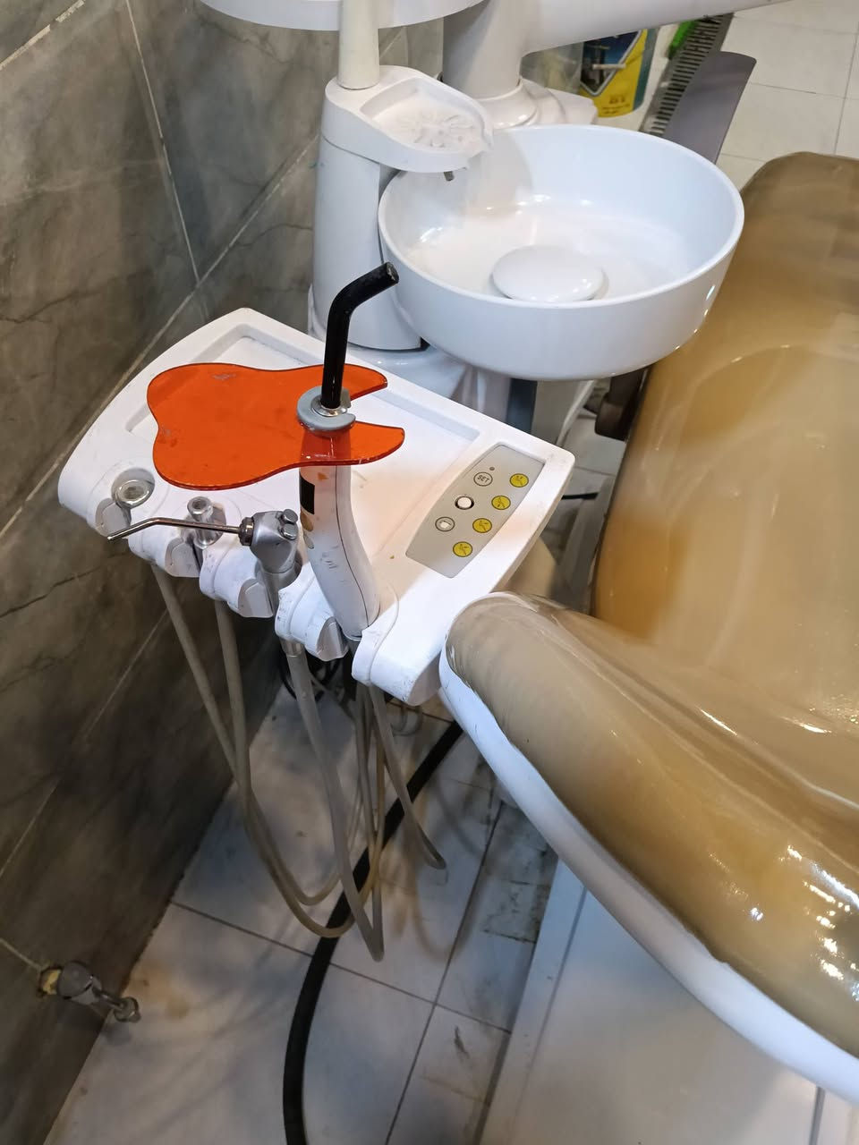 للبيع كرسي أسنان متكامل! 🦷 جاهز للعمل فوراً بكل ملحقاته: 3 صوندات تورباين، 2 تربل سرنج، سكر شغال ، لايت حساس، وسكيلر يعمل بكفاءة. ✨🪥 مع منظمات ماء جديدة ودوشمة حديثة. كل الكهربائيات بحالة المصنع والنظافة واضحة كما ترون! 🌟 #عيادة_أسنان #بيع #معدات_طبية 
مكانة بغداد جميلة 
للتواصل 
***********
السعر خاص
