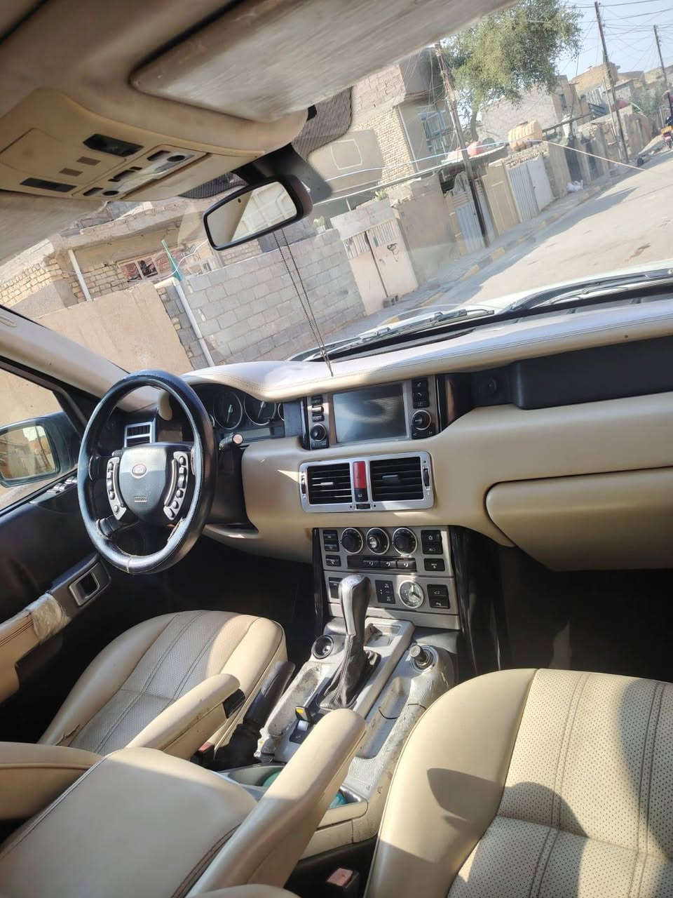السلام عليكم رانج روفر فوك
◼️ لون ابيض

🔘 رقم السيارة اربيل الماني سنويه جديده 
 
🚀 محرك V8 سلندر بدون سوبر ارغب محرك شرط بانزين من الشارع دير 

💯 سيارة وكالة خليجي    

🟠 مواصفات 
• ⁠سلايد                                                                                          
• ⁠داخل ابيض  
• ⁠جام اخضر
• ⁠مراة شفط                                                                     
• ⁠كشنات كهرباء 
• ⁠كشنات تدفئة
• ⁠كشنات جلد 
• ⁠شاشة لمس 
• ⁠كاميرا 
• ⁠شاشة مال كيج اندرويد 
• ⁠دبلات لوي مو جوبلس 
• سيستم صوت سماعات
• سترين تدفئة 
• ⁠ستيرن تحكم فوول اوبشن
• ⁠اربع انظمة قيادة (صحراء و ثلج و جبال و ستاندارد )
• ⁠گیر (سبورت و عادي و اوتوماتيك)
• ⁠تبريد مركزي تشغيل يسار و يمين و امامي و خلفي مختلف حسب رغبة
• ⁠واكو بعد هواية مواصفات مذكرتهم

✅ سيارة احلي بالواقع

💢 كفالة ضربة وصبغ فقط بنيد تحويل مباشر او وكالة 
 
📍 مكان السيارة بغداد 

☎️ رقم صاحب السيارة ***********

‏🔴 السعر / خاص او اتصل عل رقم
