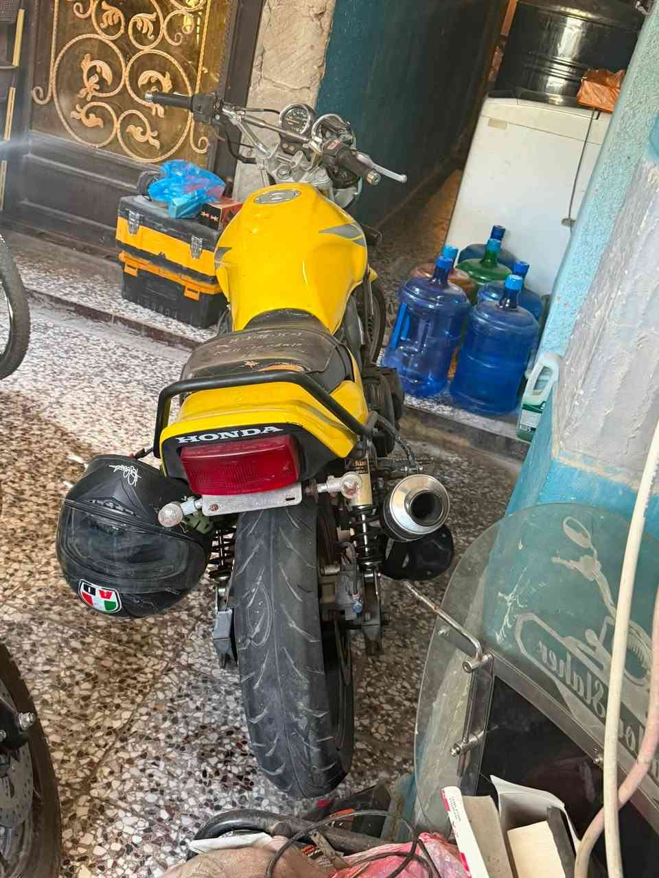سلام عليكم عندي cb400 دراجه ماشيه 12 ألف دراجه اكفلك كير ومحرك يحتاج بس دوشم الكشن وباقي كلشي بلادي دراجه مال واحد جناي السعر 2600 والي يجي ما أرجعه واوراقه كامله عنوان بغداد دوره أبو دشير 
***********
