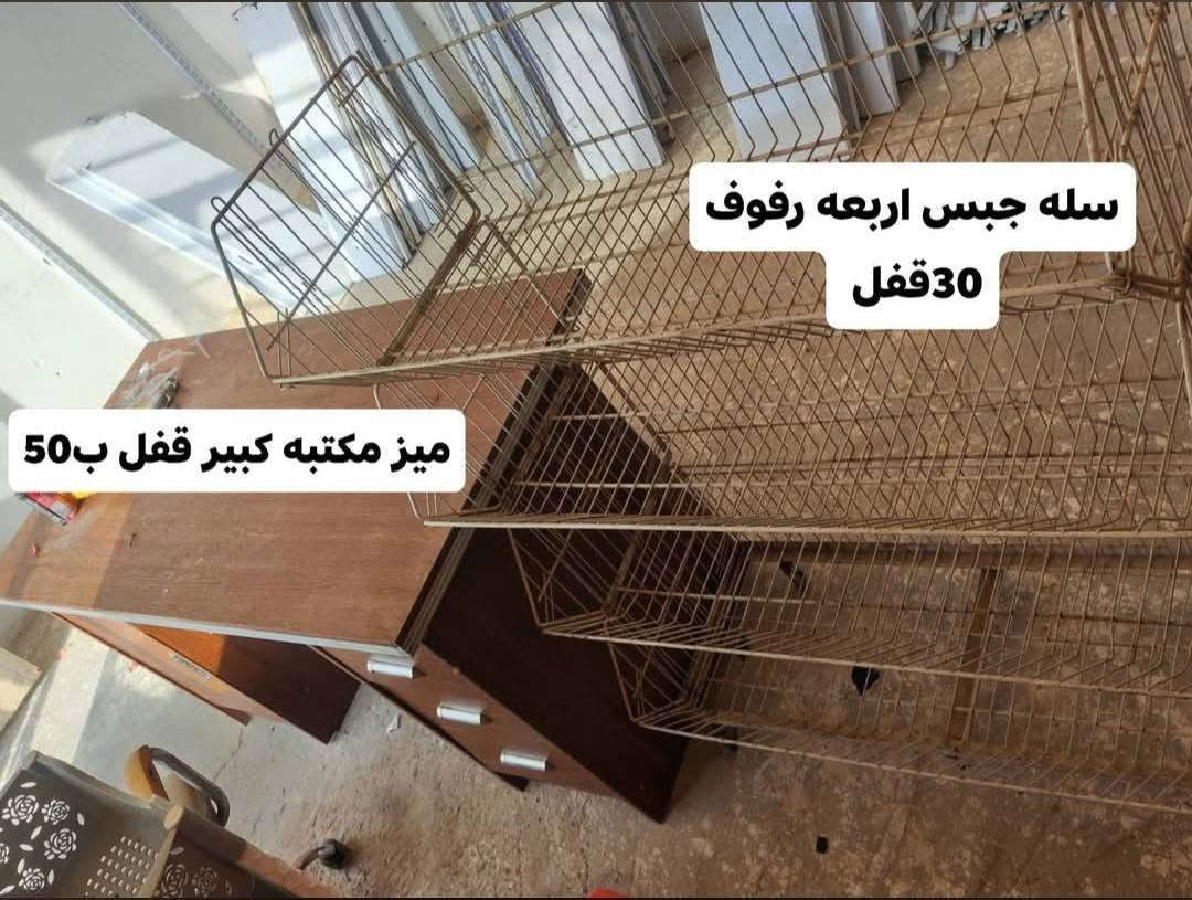 رفوف كاملة • كرسي مكتبي • ميز مكتبي كبير