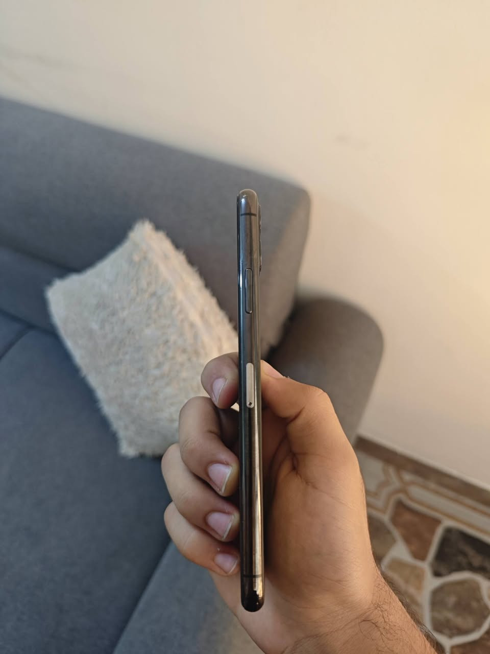 سلام عليكم ايفون 11بروماكس للبيع 
بطاريه 72 
ذاكره 256
شرق اوسط 
جهاز نضيف ما داخل تصليح الشاشه بيه شخوطات ما مأثره على لمس رايده ب330 وبي مجال حك الجيه 
***********واتساب
