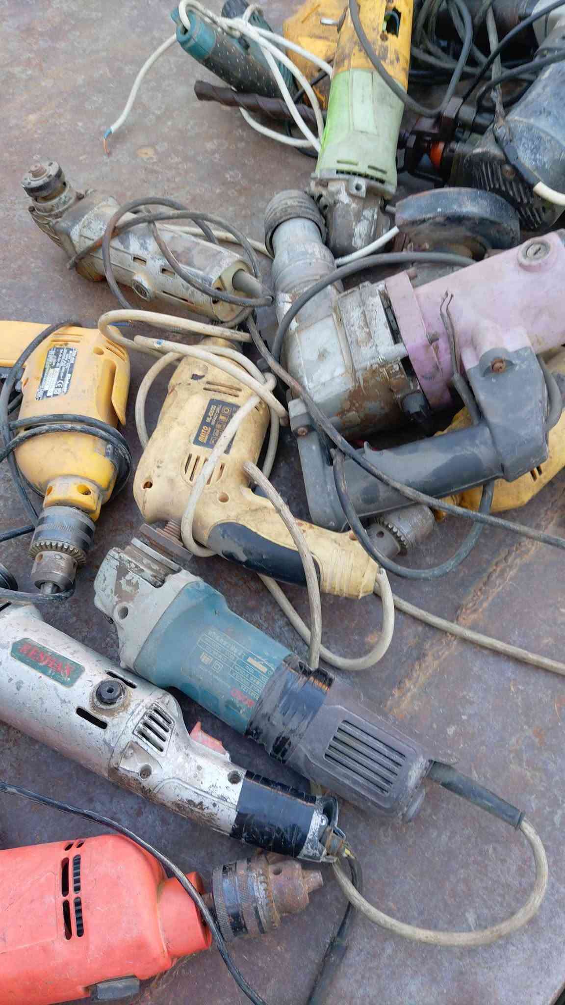 دريلات وكوسرات شغال عدد 24 قطعة بيع شلع 200 الف ***********
