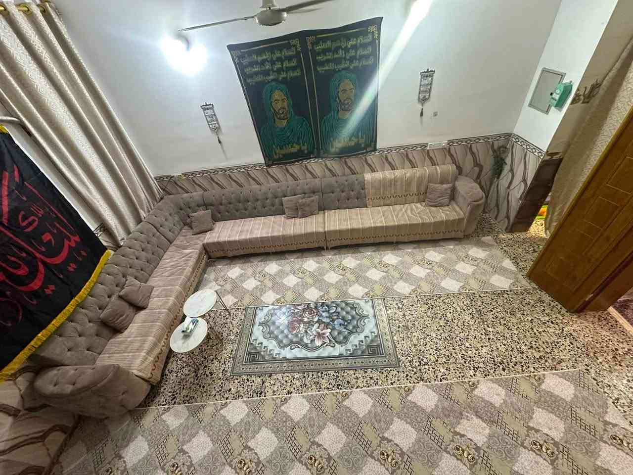 السلام عليكم
🏠 بيت للبيع في كربلاء – حي الإطارات

📍 الموقع: كربلاء – حي الإطارات، قرب مدرسة بطل خيبر.

📐 المساحة: 100 م²
🏗️ سنة البناء: 2019
🏠 طابق ونصف – بناء درجة أولى
🔨 كونكريت مسلح وطابوق جمهوري

✨ تفاصيل البيت:

🔹 الطابق الأول:

• غرفة نوم
• صالة معيشة
• استقبال مفتوح على الصالة، مع باب دفتري للفصل بينهما
• مطبخ
• صحيات عدد 2 
• أرضية كاشي
• الجدران سيراميك وبياض

🔹 الطابق الثاني:

• غرفة نوم
• صالة
• حمام
• سطح داخلي
• أرضية بورسلين درجة أولى
• الجدران بياض

الخلاصه:
• مجموع غرف النوم: غرفتان
• مجموع الصحيات: 3
• جميع أبواب البيت من تسكام عراقي درجة أولى
• البيت كامل وجاهز للسكن، ولا يحتاج إلى أي إضافات

💰 السعر: 140 مليون دينار عراقي
للعلم البيت يباع حصراً من صاحب الدار وليس عن طريق دلال او مكتب 

📞 للاستفسار والاتصال:
***********

📌 للجادين فقط، يرجى الاتصال على الرقم أعلاه.
