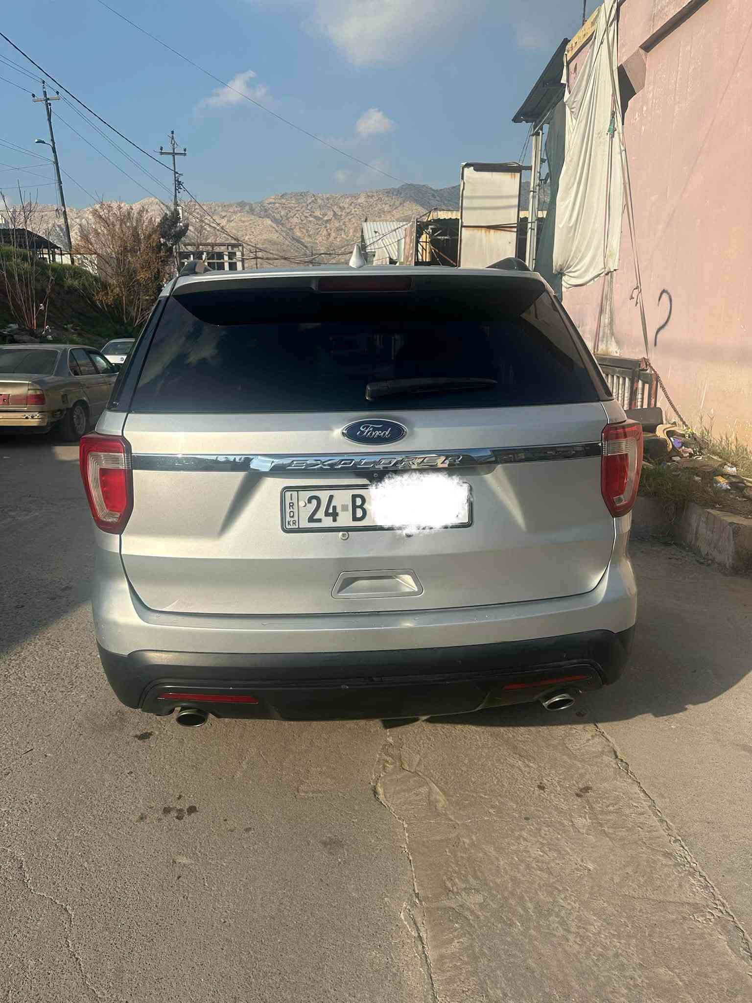 فورد اكسبلور ٢٠١٦  ماشية ١٣٧ ميل 
ضرر امريكا خفيف فقط باب السايق وجاملغ  بخ بسبب شخوط والصور مرفقة وبيها شبرين بالصندوق بخ بسبب شخوط ايضا 
بدون ايرباك وبدون دواخل
السيارة كلش نظيفة وحلوة
محرك  ٦ سلندر
فور ويل  
رقم دهوك الدولي الجديد 
مكان السيارة دهوك
السعر فقط  ١٦٥ وبيها مجال حق الجية  
السيارة ما بيها دينار واحد مصرف لاني مسويلها إدامة كاملة من الدعامية للدعامية  
للتواصل واتساب ***********
