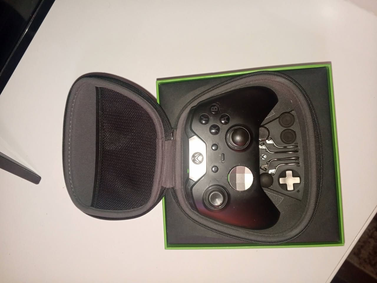 Xbox series s
512 كيكا نظيف ويا جوستك احترافيه 
السعر 450الف 
الموقع البصره 
للاستفسار واتساب ***********

