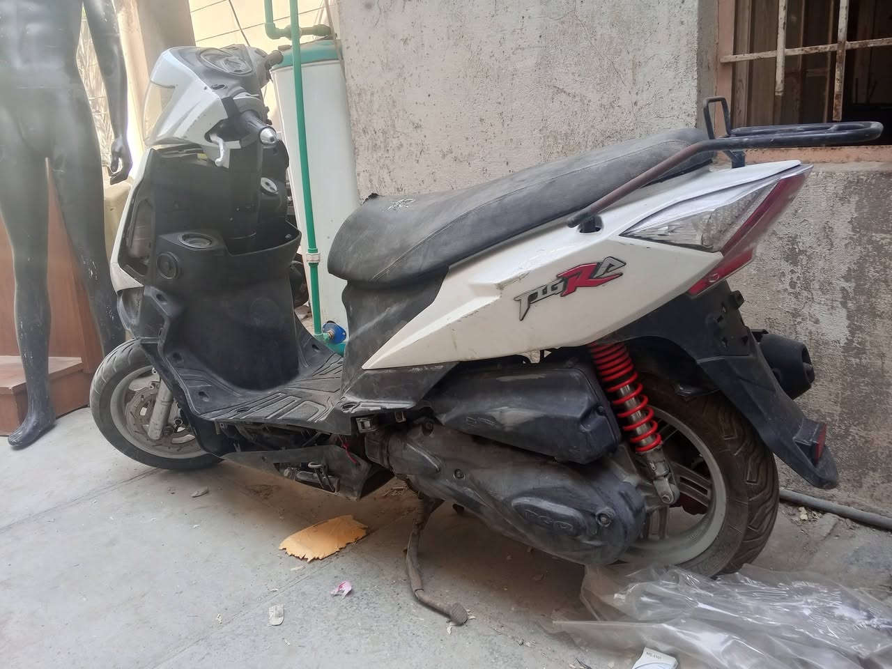 بياجو  ياباني مكينه لاتبخير ولا شي شغاله نكرة سلف نقصه فقط ترايش شرط ادك معدل نعومة خورافيه بريكات دسكات أمامية  خلفيه  سعرها ٣٠٠  دراجه ربع متذب عليه لو دوامك بعرعر متوكفك المكان جميلة ***********
