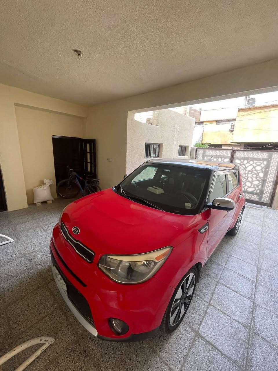 السلام عليكم
كيا سول (Kia Soul) موديل مميز - نظيفة جداً وبحالة ممتازة
 الموديل / المواصفات: (اكتب الفئة مثلاً: فئة S أو المواصفات المتوفرة عندك)
 اللون: أحمر مع سقف أسود مميز 🔴⚫
 اللوحة: ديالي خصوصي
 الحالة: جاهزة وما تطلب شي، استخدام نظيف ومحافظ عليها، تبريد وميكانيك بحالة ممتازة.
📍 المكان: بغداد
📞 للتواصل والاستفسار: (***********) أو مراسلة على الخاص.
