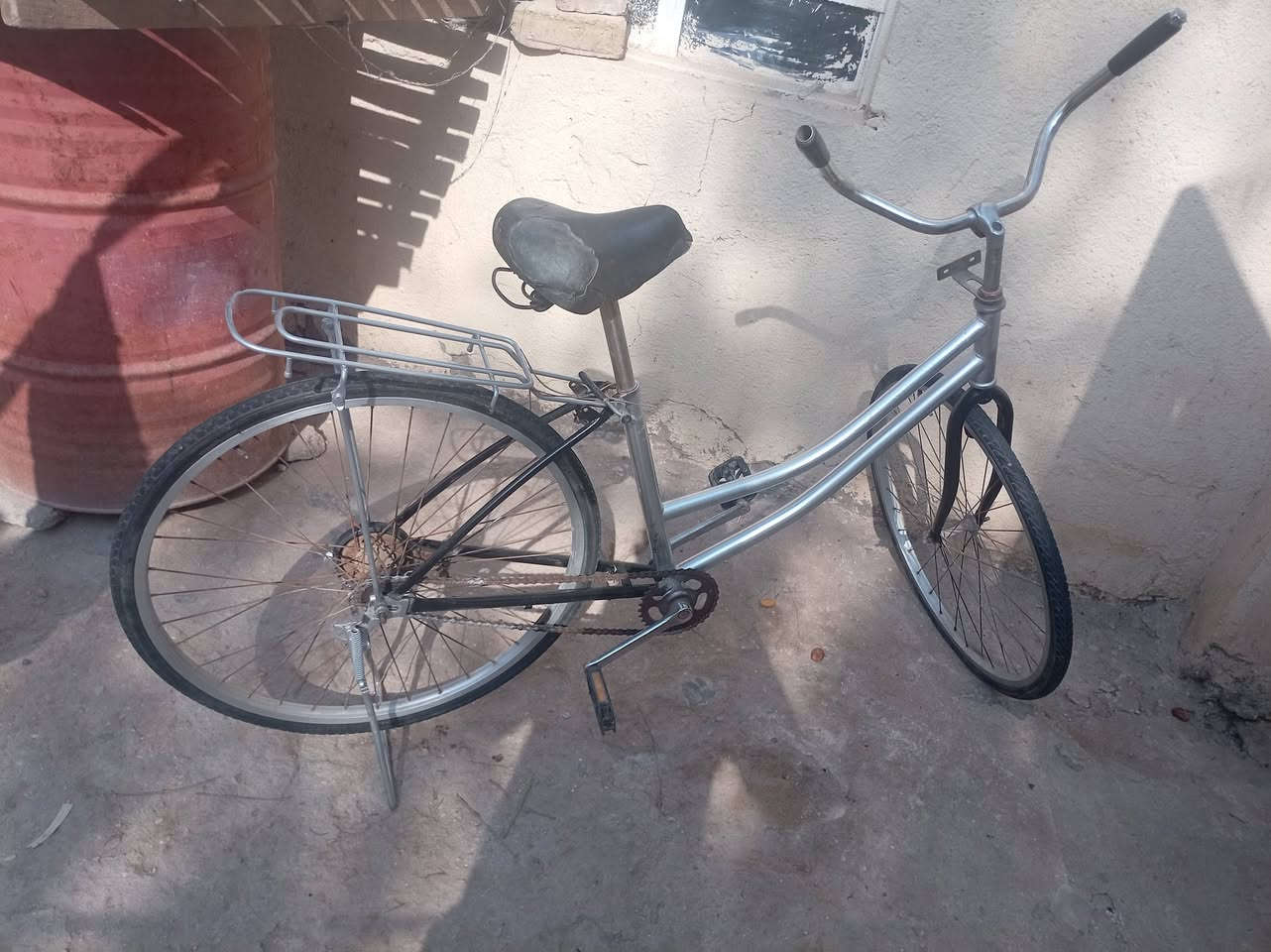 باسكلات للبيع. المكان طوريج. الازرك ب50 قفل 
والابيض 30قفل.      ***********
