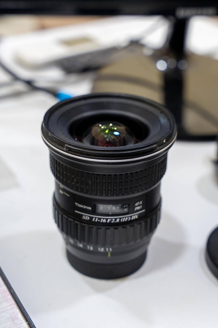 للبيع | عدسة Tokina AT-X PRO 11-16mm f/2.8
إذا كنت من عشاق تصوير المناظر الطبيعية، العمارة، النجوم، أو الفيديو، فهذه العدسة تُعد من أفضل عدسات الـ Ultra Wide بفضل فتحة العدسة الثابتة f/2.8 وجودة الصورة العالية.
✅ المواصفات:
• Tokina AT-X PRO 11-16mm f/2.8
• زاوية تصوير واسعة جدًا 11-16mm
• فتحة عدسة ثابتة f/2.8 على كامل المدى البؤري
• أوتوفوكس + مانيوال فوكس
• حدة ممتازة وألوان غنية
• مناسبة لتصوير الطبيعة، المعمار، الأماكن الضيقة، والسماء الليلية
• مخصصة لكاميرات Nikon
📌 حالة العدسة:
✔️ نظيفة جداً كما موضح في الصور.
✔️ زجاج العدسة الأمامي والخلفي خالٍ تماماً من الخدوش أو الفطريات أو الضباب.
✔️ الهيكل بحالة ممتازة.
✔️ تعمل بكفاءة 100% دون أي مشاكل.
📦 المرفقات:
• غطاء أمامي
• غطاء خلفي
• الهود (Lens Hood)
💰 السعر: على الخاص.***********
📩 للاستفسار أو الحجز يرجى التواصل عبر الرسائل الخاصة.
