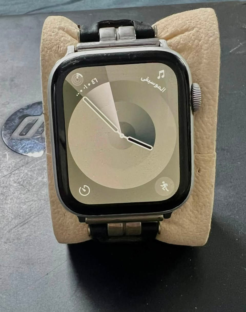 Apple Watch Series 4
44mm حجم
بطاريه مثل مموضح بلصوره %83
ذاكره 16
سعرها 125 وبيها مجال
***********
