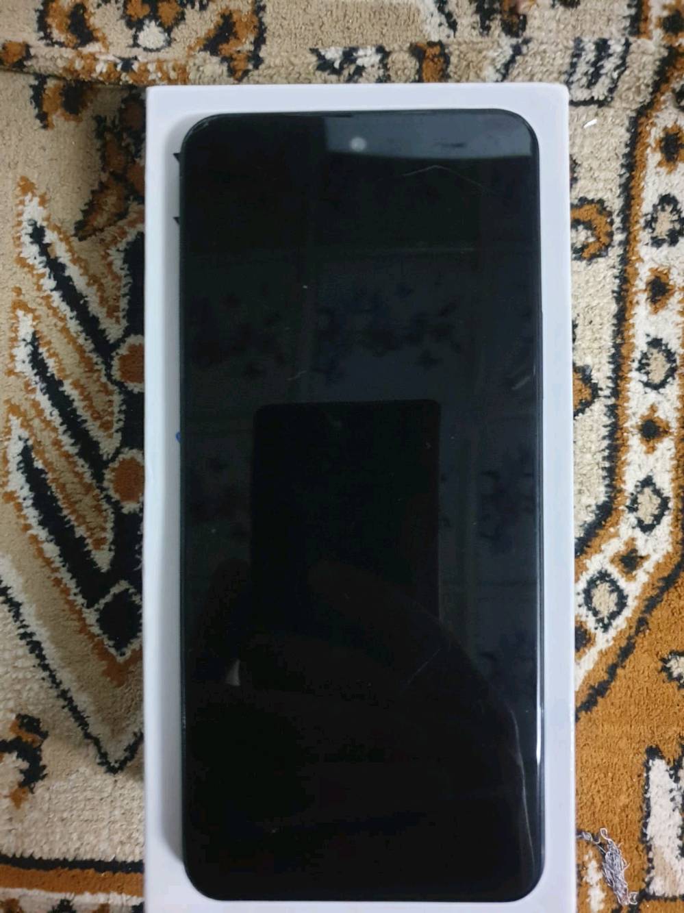 للبيع vivo Y28 مستعمل نظيف جدا
اللون: اسود / اخضر غامق
الحالة: 9.5/10 - مابي اي عطل، الكارتون موجود
الذاكرة: 256GB 
الرام: 8GB 
البطارية: 6000 وشحن سريع
الملحقات: كارتون + شاحن 
السعر.180 الف دينار نهائي/قابل للتفاوض البسيط
المكان: بغداد [الزعفرانيه ]
للتواصل: ***********